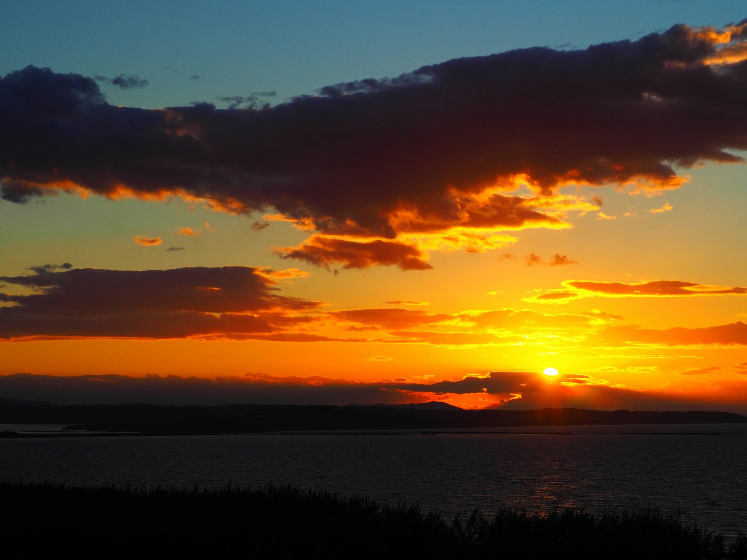 Un bellissimo tramonto con colori vivaci e nuvole all'orizzonte