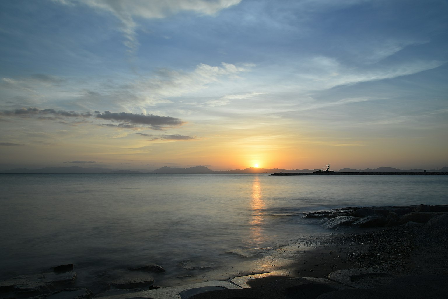 Schöner Sonnenuntergang über dem ruhigen Meer