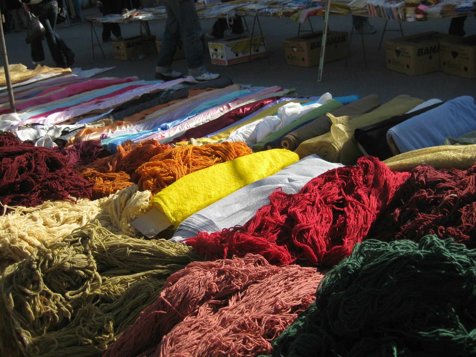 Tessuti colorati esposti in un mercato