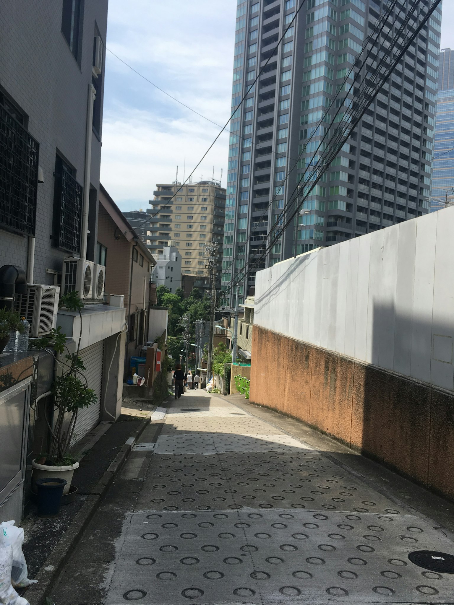 城市景观，特征是高楼大厦和狭窄的小巷