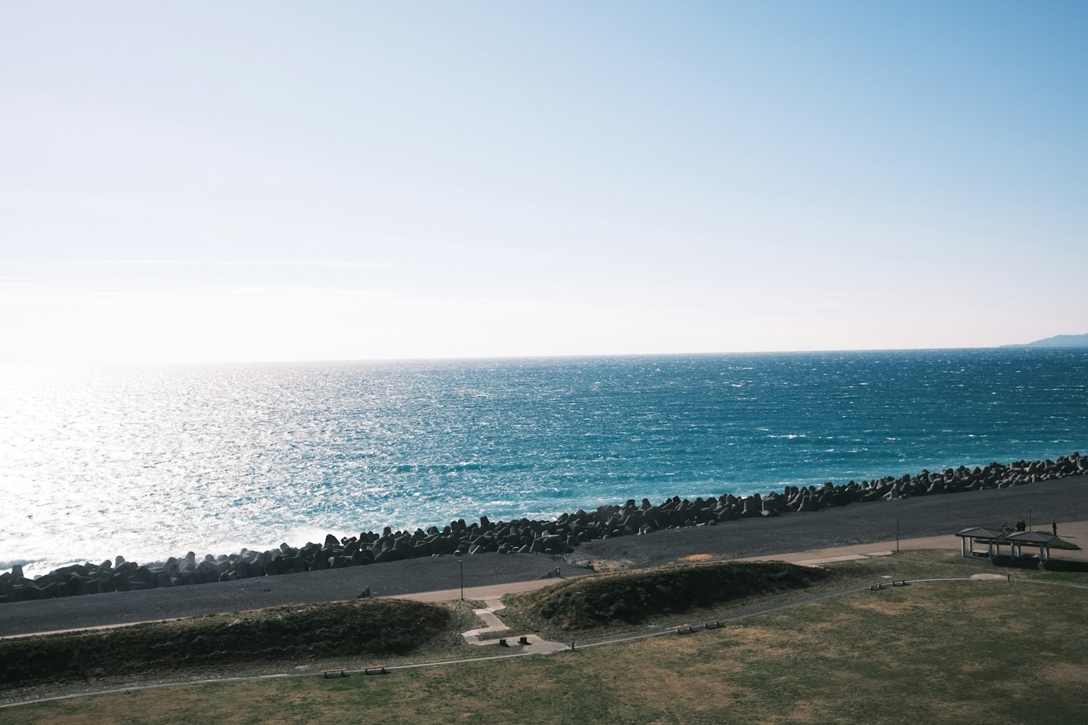 Vue panoramique de l'océan bleu et du ciel dégagé