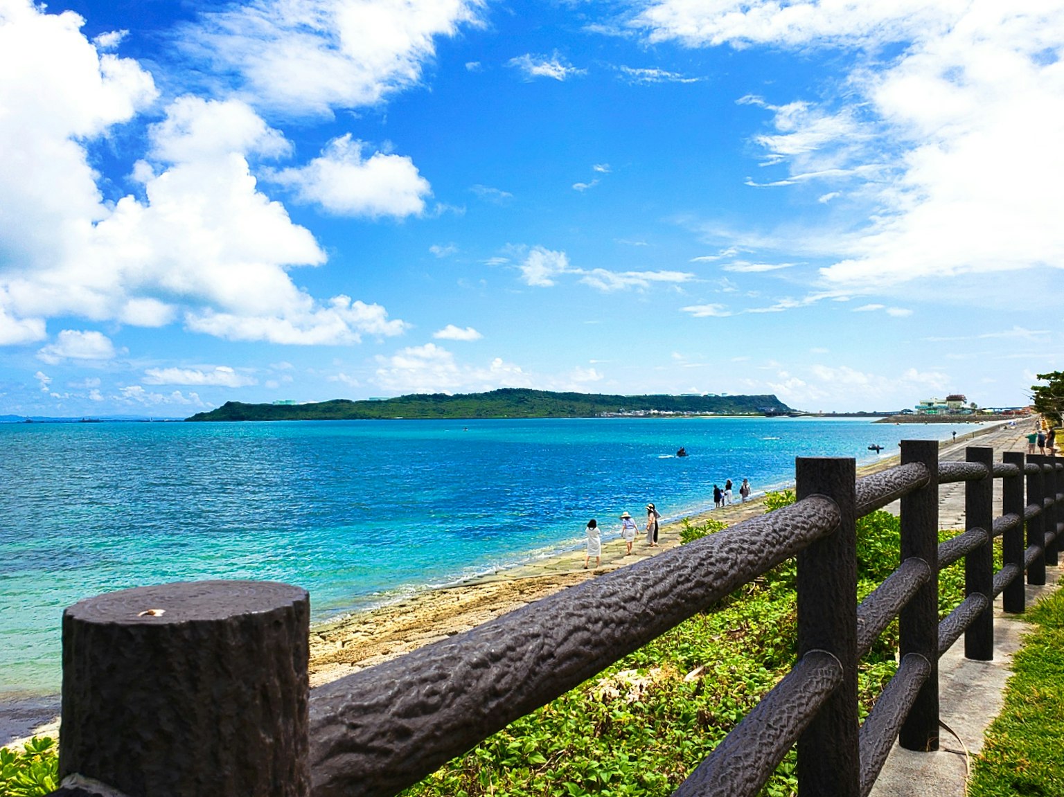 Vista panoramica del mare e del cielo blu con una recinzione in legno