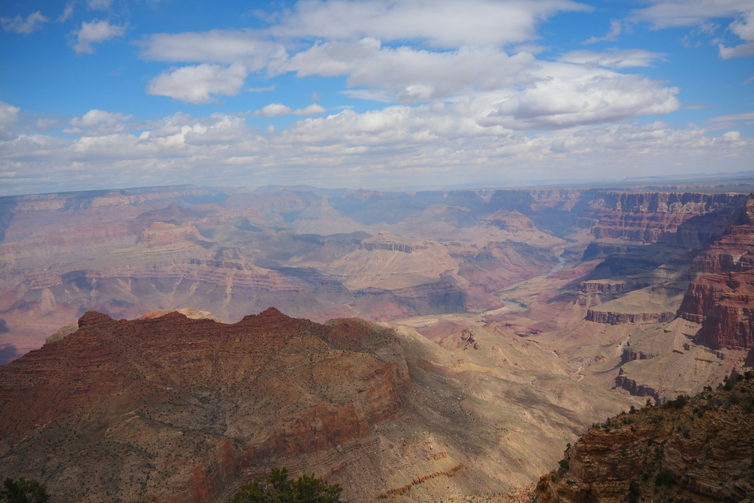 Cảnh quan rộng lớn của Grand Canyon với bầu trời xanh
