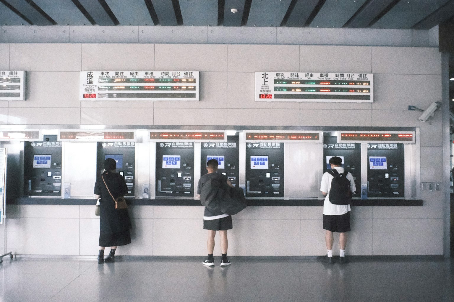 Sinh viên mua vé tại máy bán vé ở ga tàu