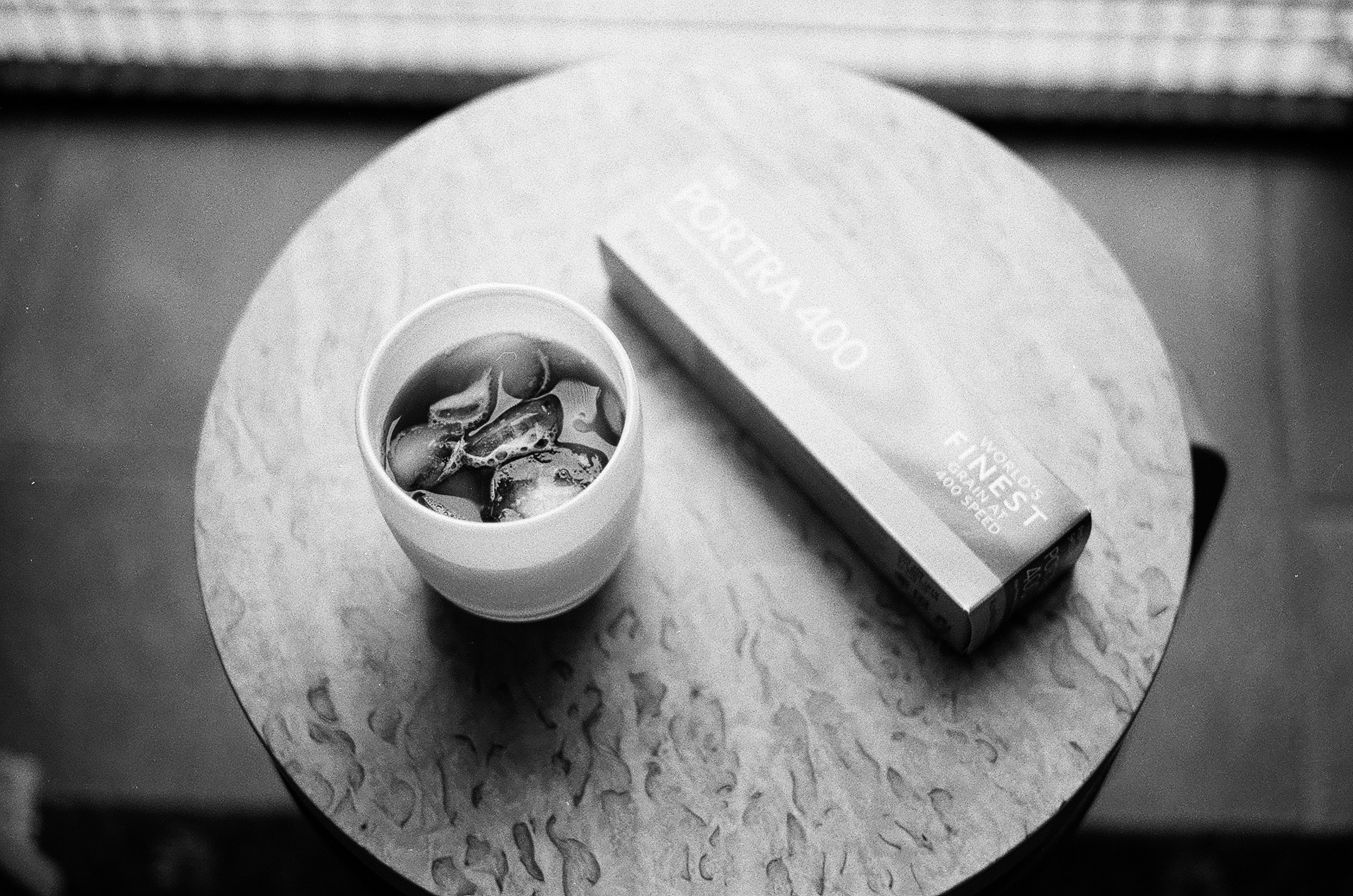 咖啡杯與萊卡風格煙盒的靜物