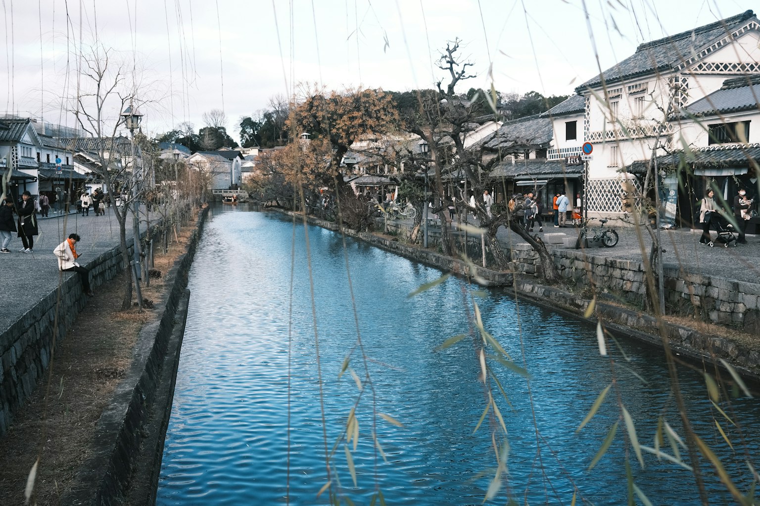 寧靜的水道被傳統建築環繞