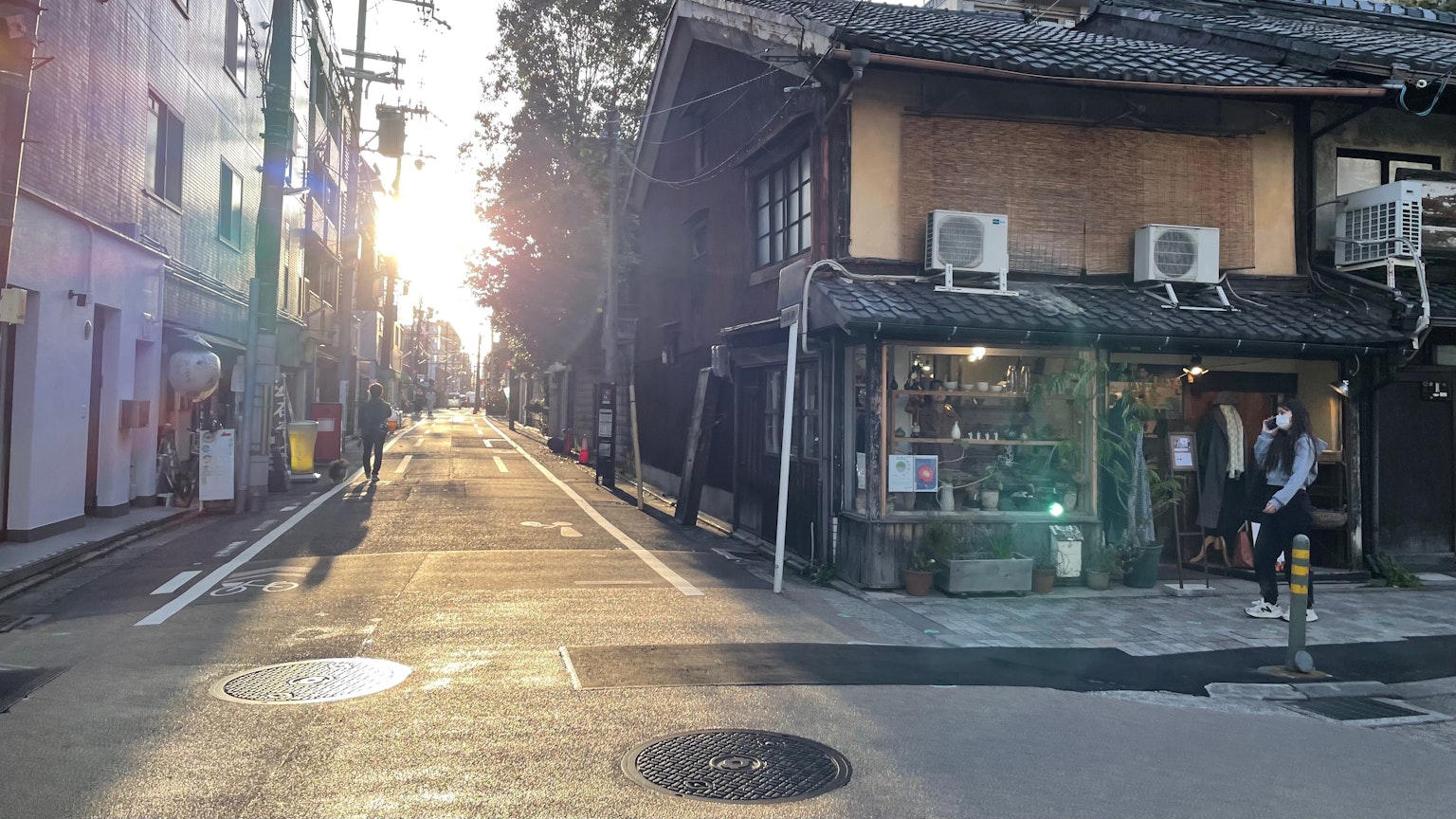 陽光透過古老日本建築和現代商店的寧靜街景