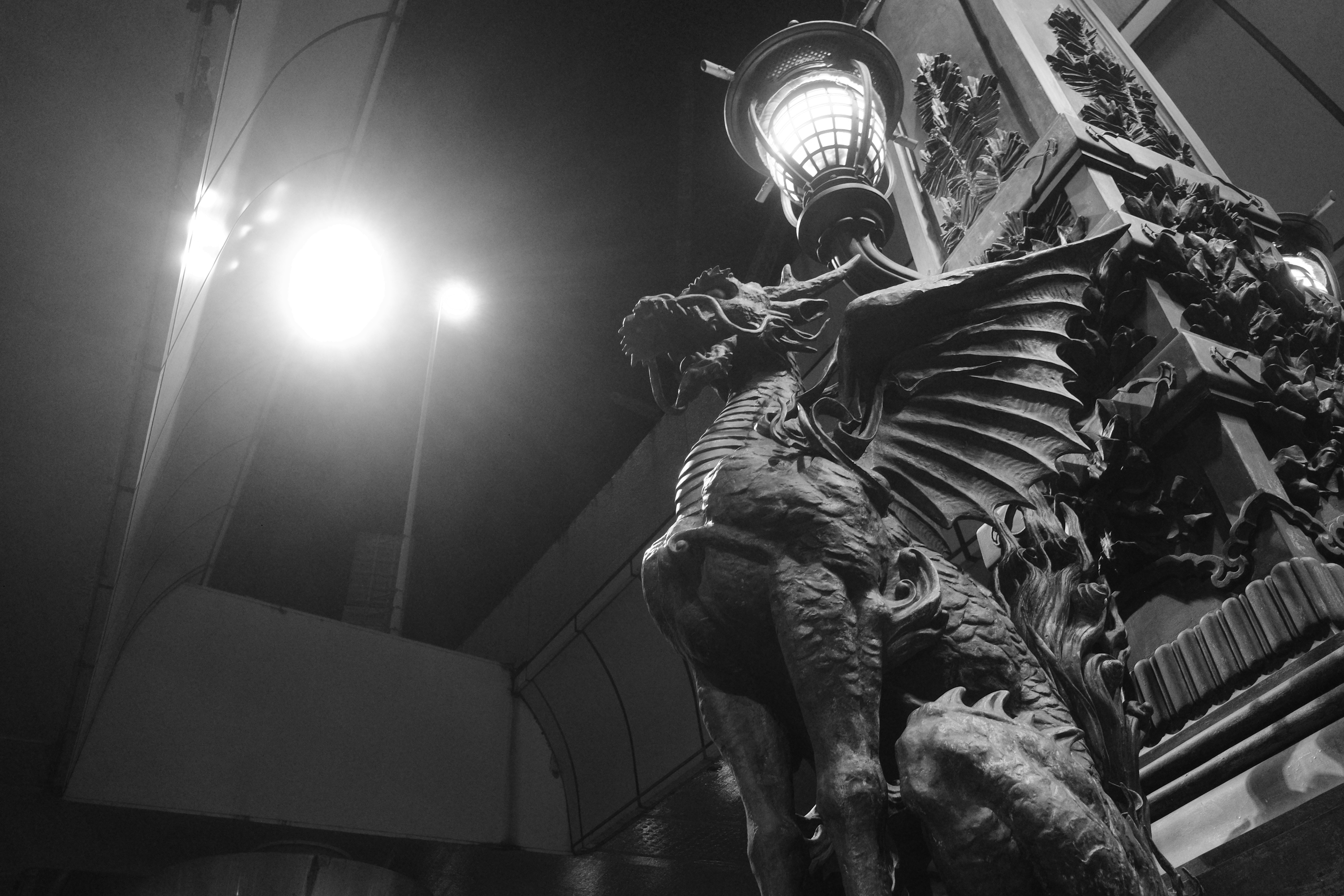 Ritterstatue in Rüstung steht in einem Ausstellungsraum unter Deckenleuchten