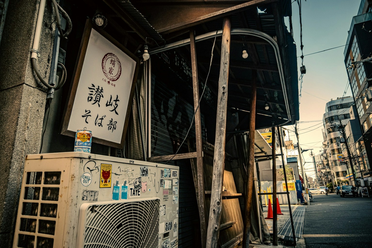 Straßenecke mit einer alten Gebäudeansicht und einem Schild