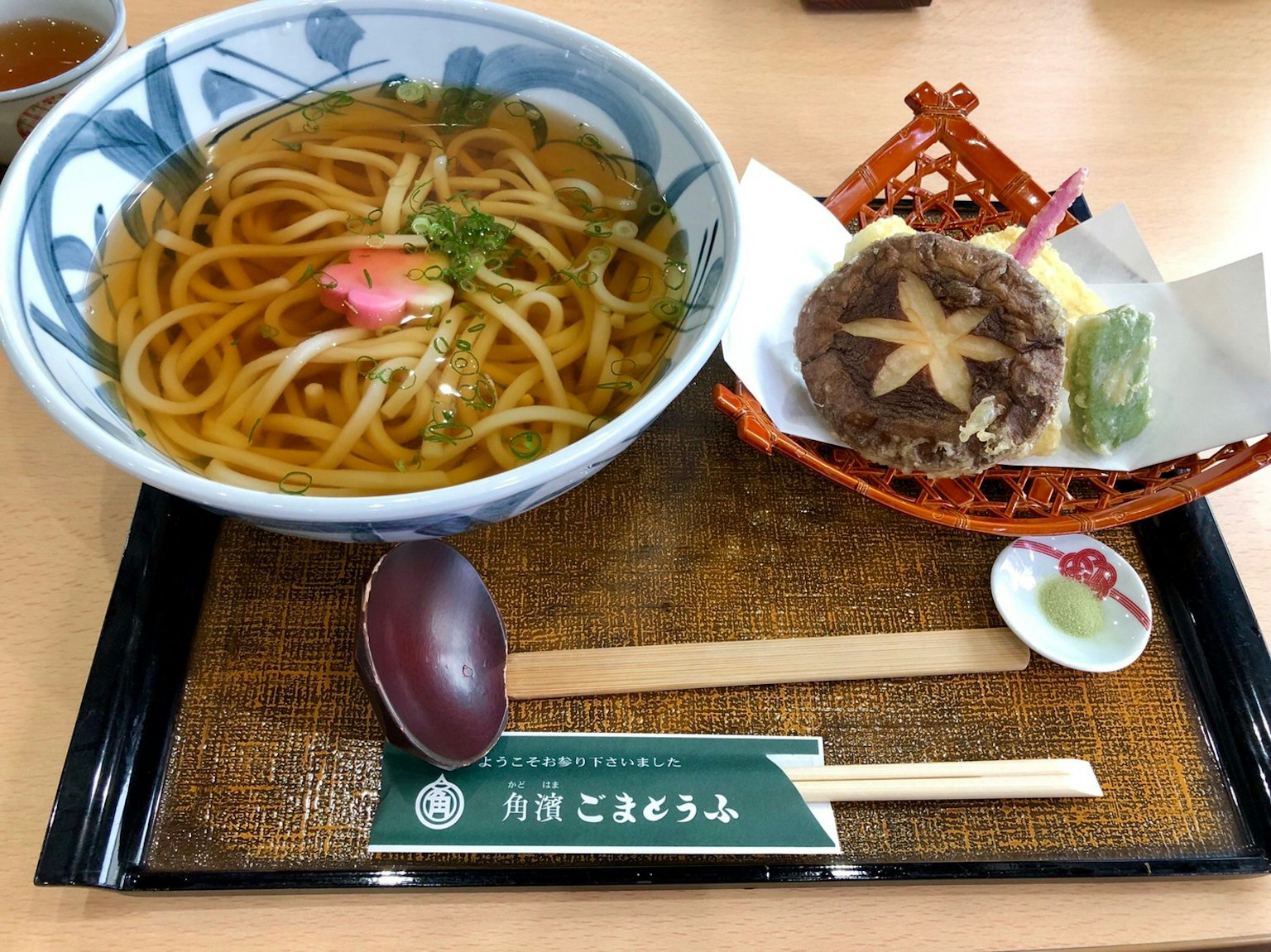 Bol de nouilles soba dans un bouillon avec des garnitures décoratives