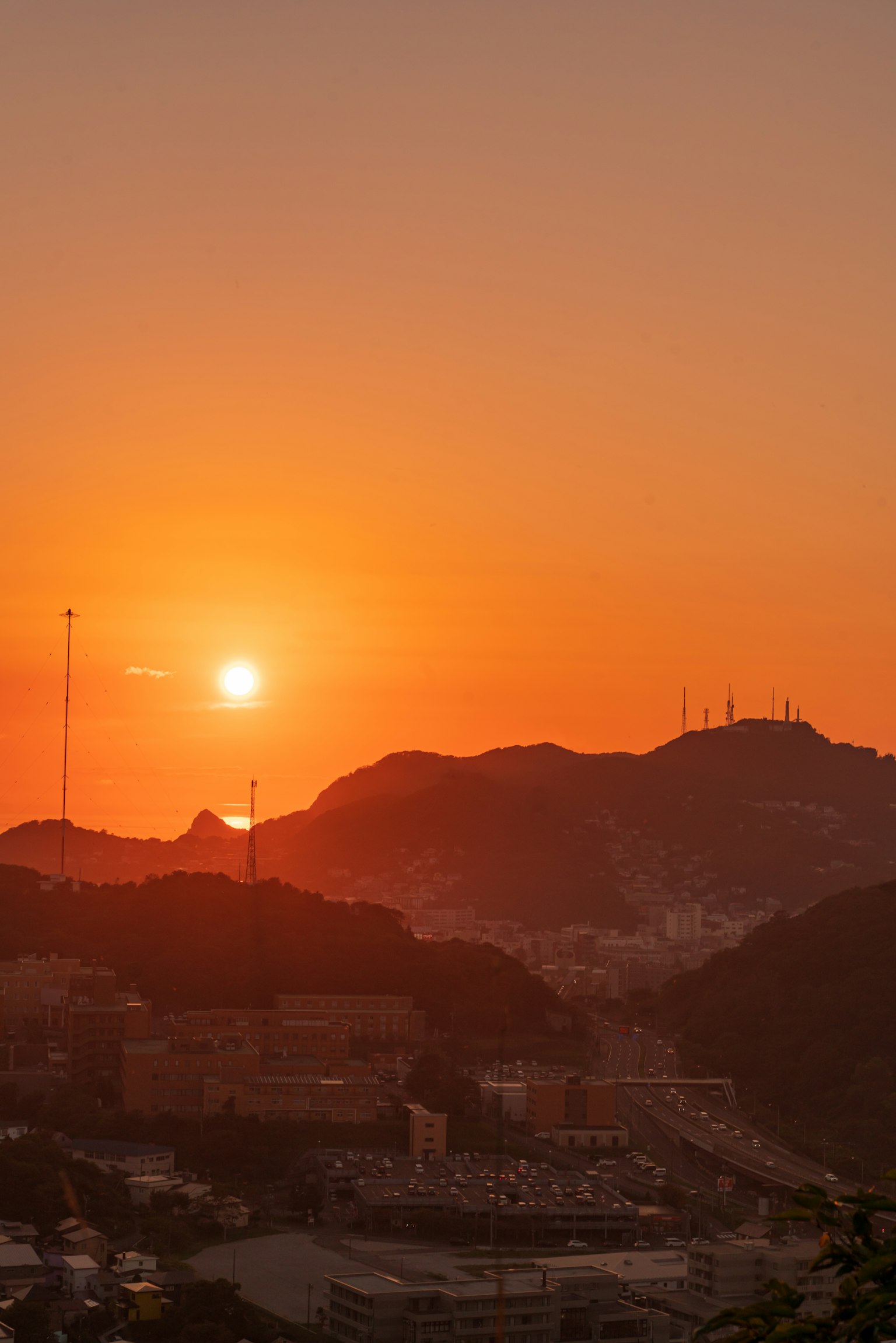 Un paysage magnifique avec le soleil se couchant derrière les montagnes