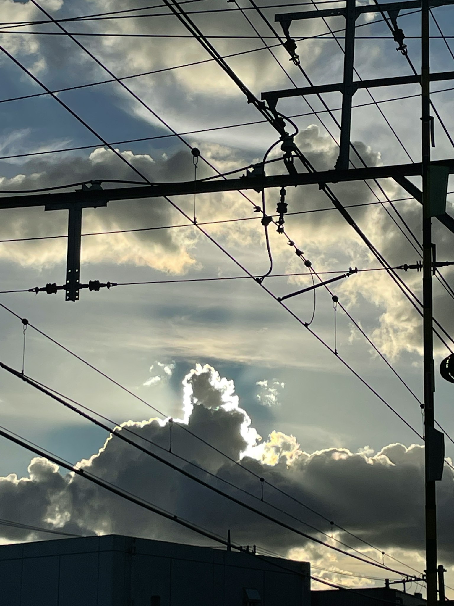 夕陽下電線與多雲天空的輪廓