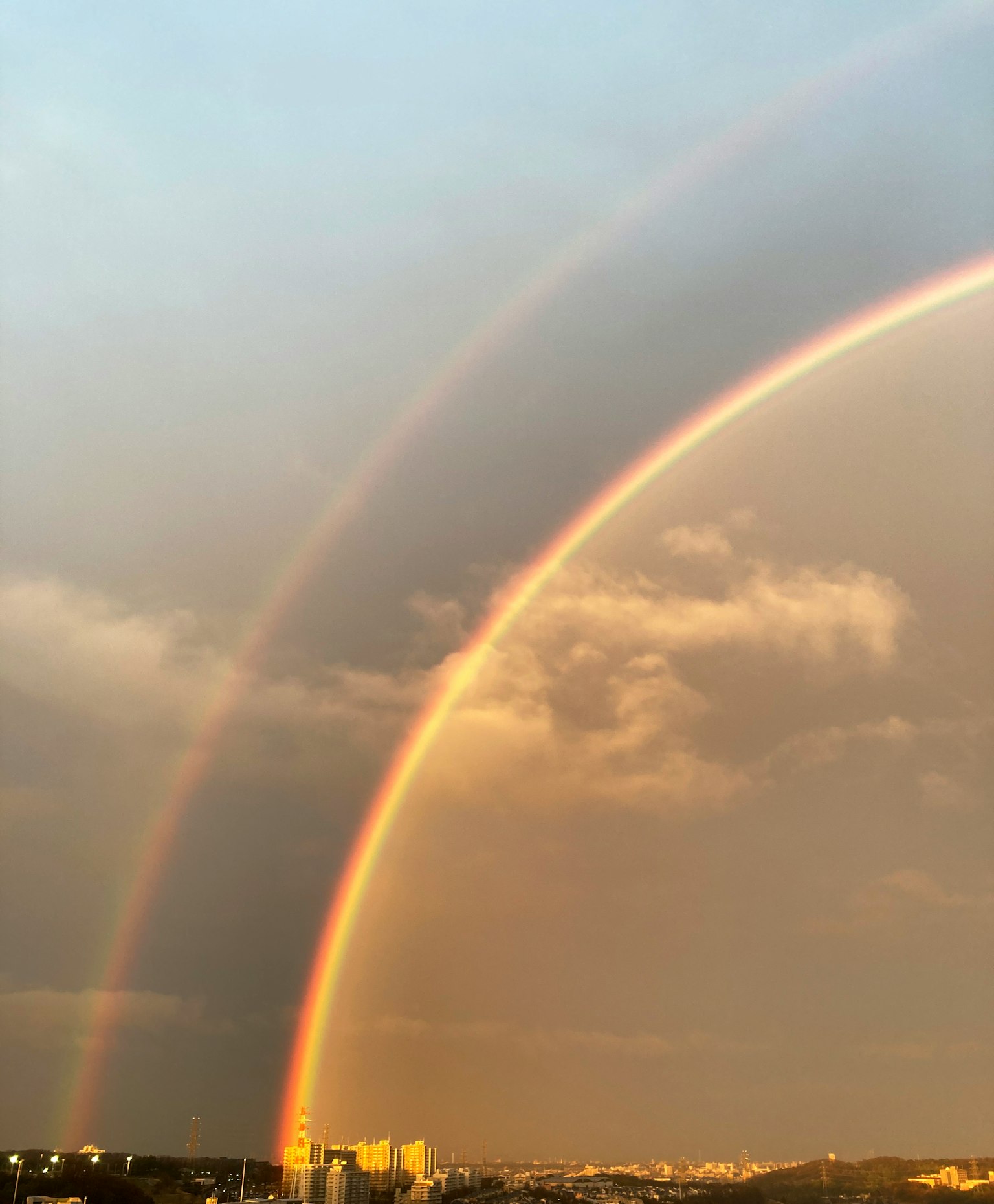 Un bellissimo arcobaleno doppio che attraversa il cielo
