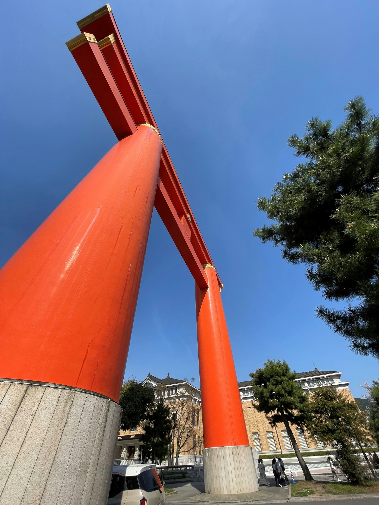 紅色鳥居與藍天