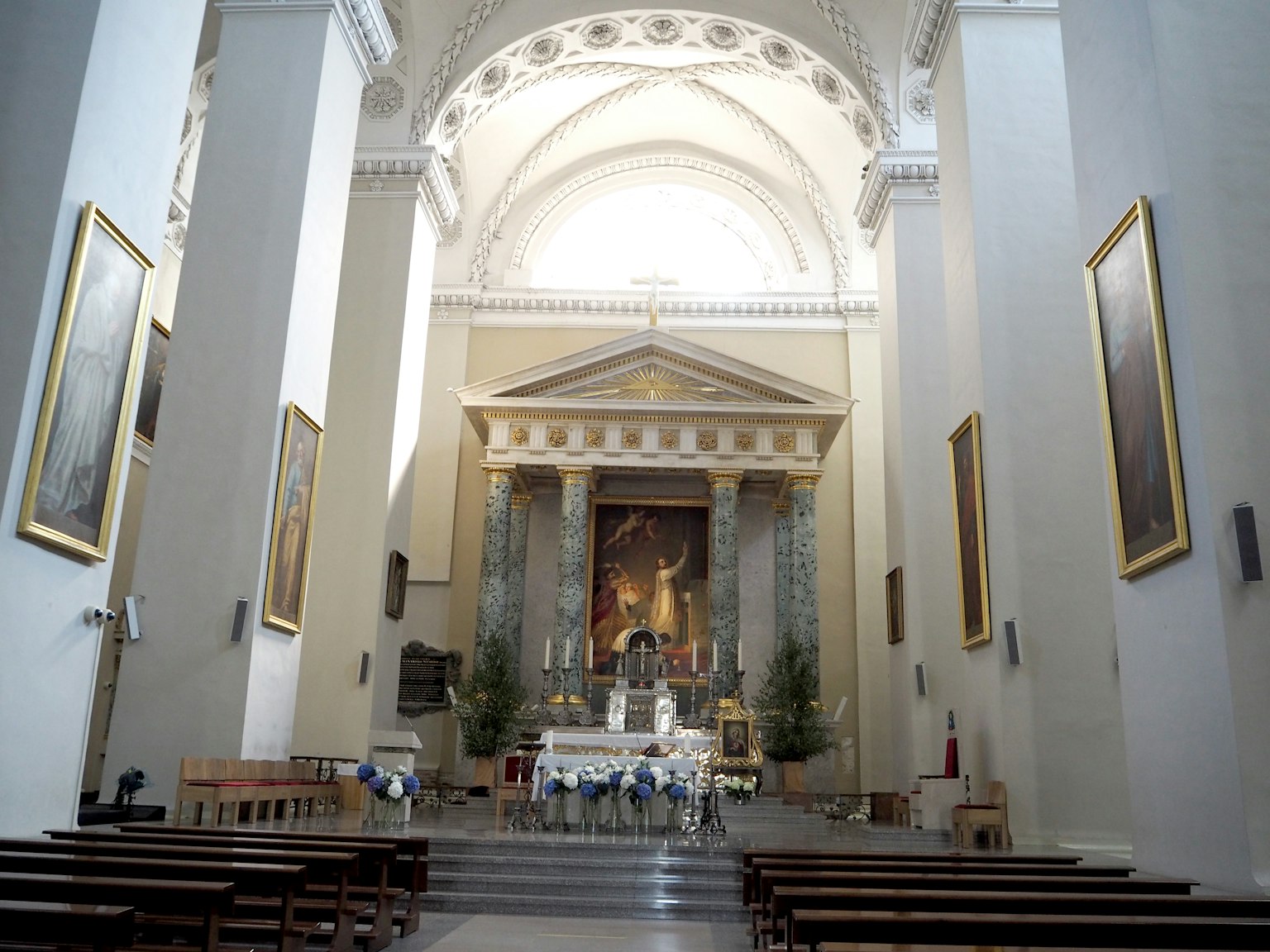 Hermoso interior de una iglesia con techos altos y arcos decorativos
