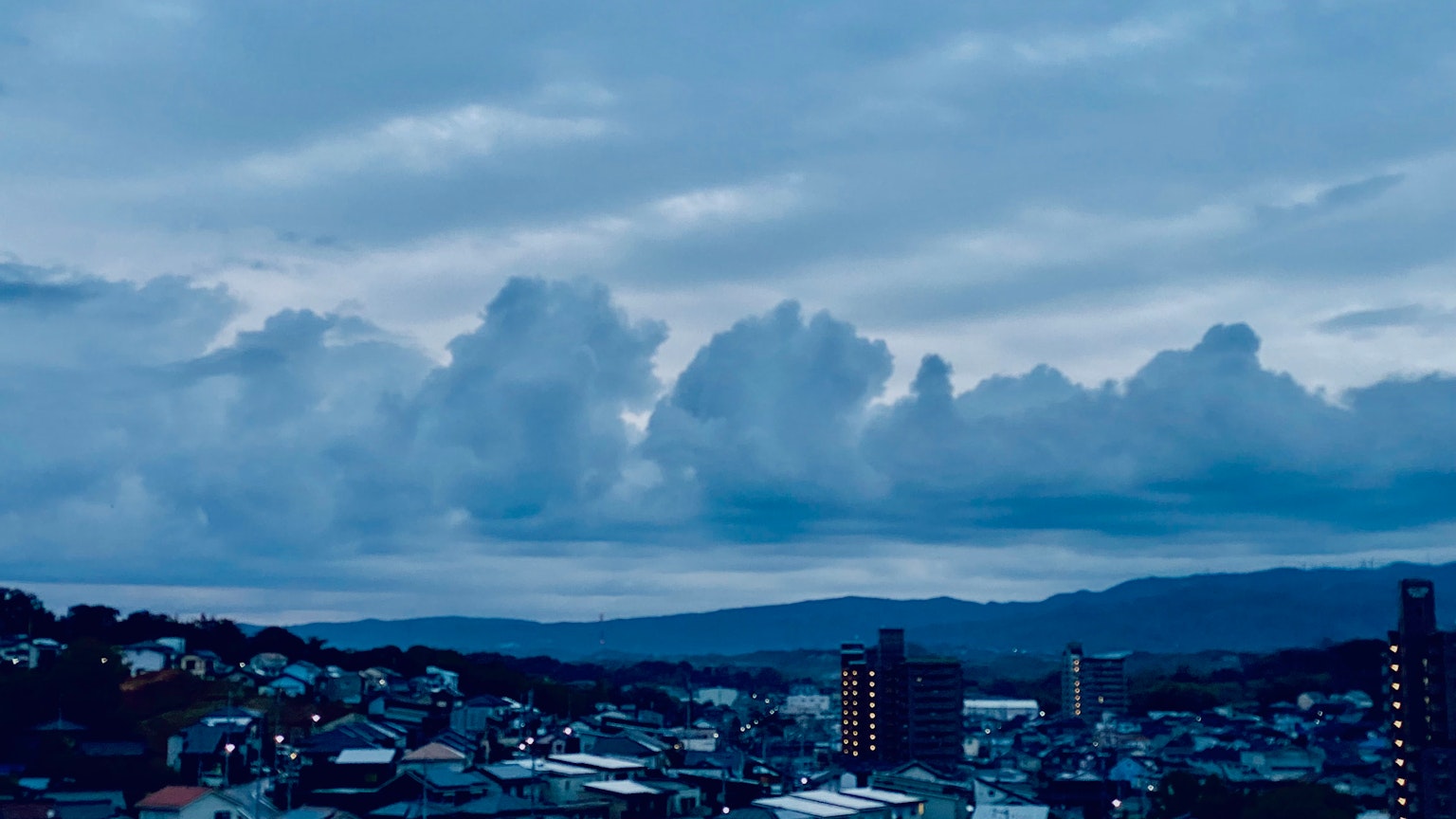 Pemandangan kota dengan langit biru dan awan
