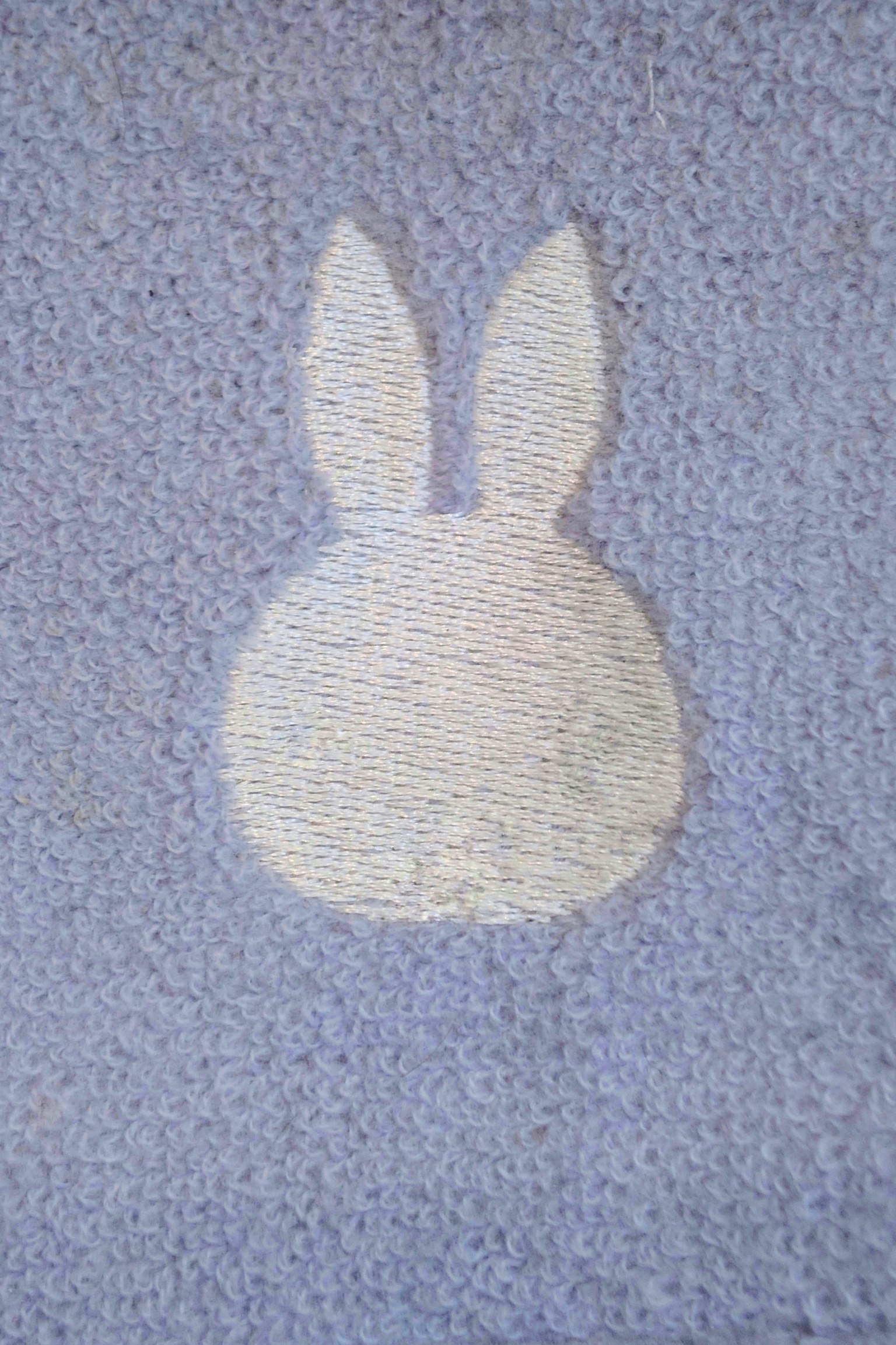 Helle lila Stoff mit einer weißen Kaninchensilhouette