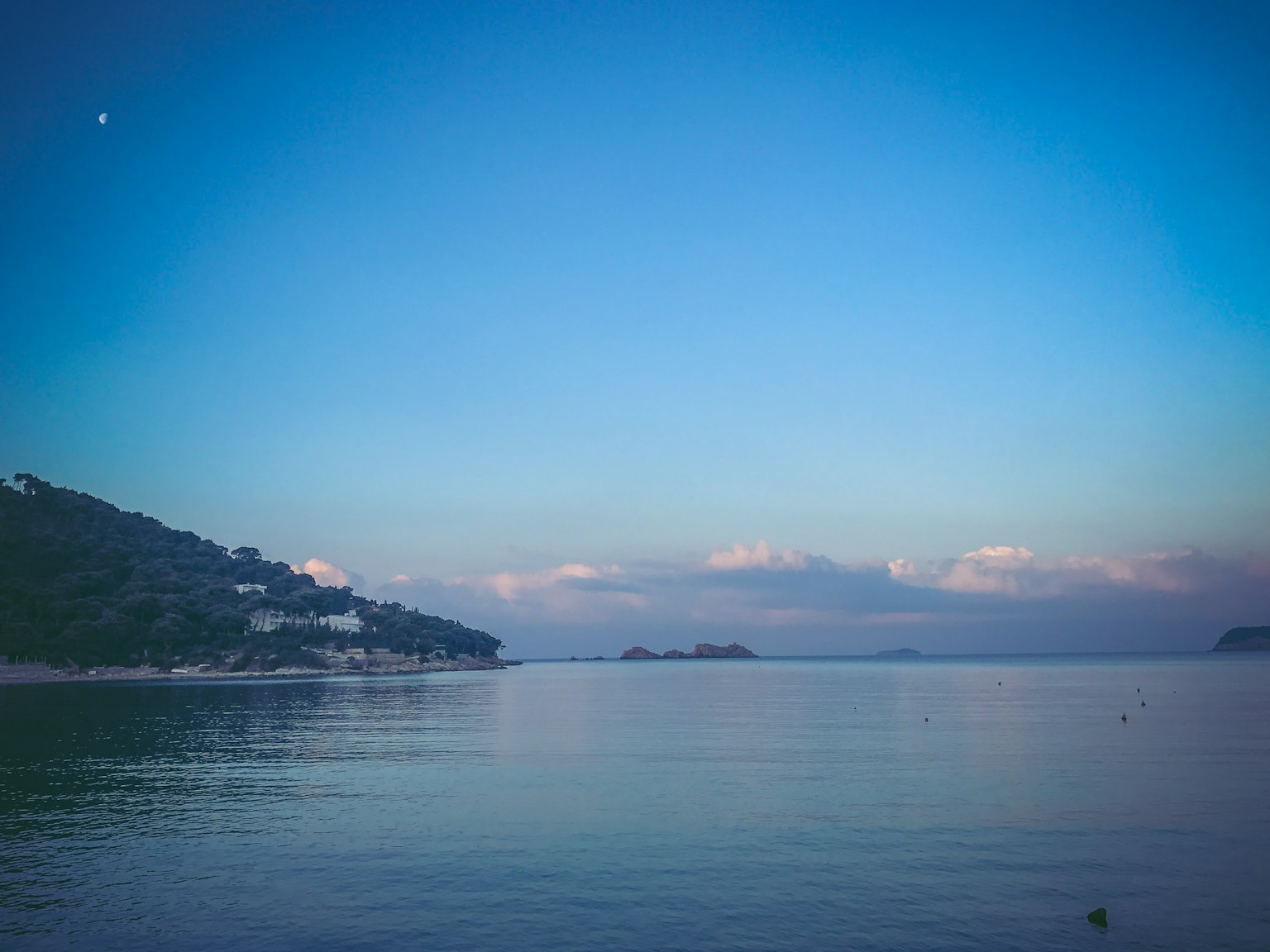 Ruhige Aussicht auf das ruhige Meer und den blauen Himmel