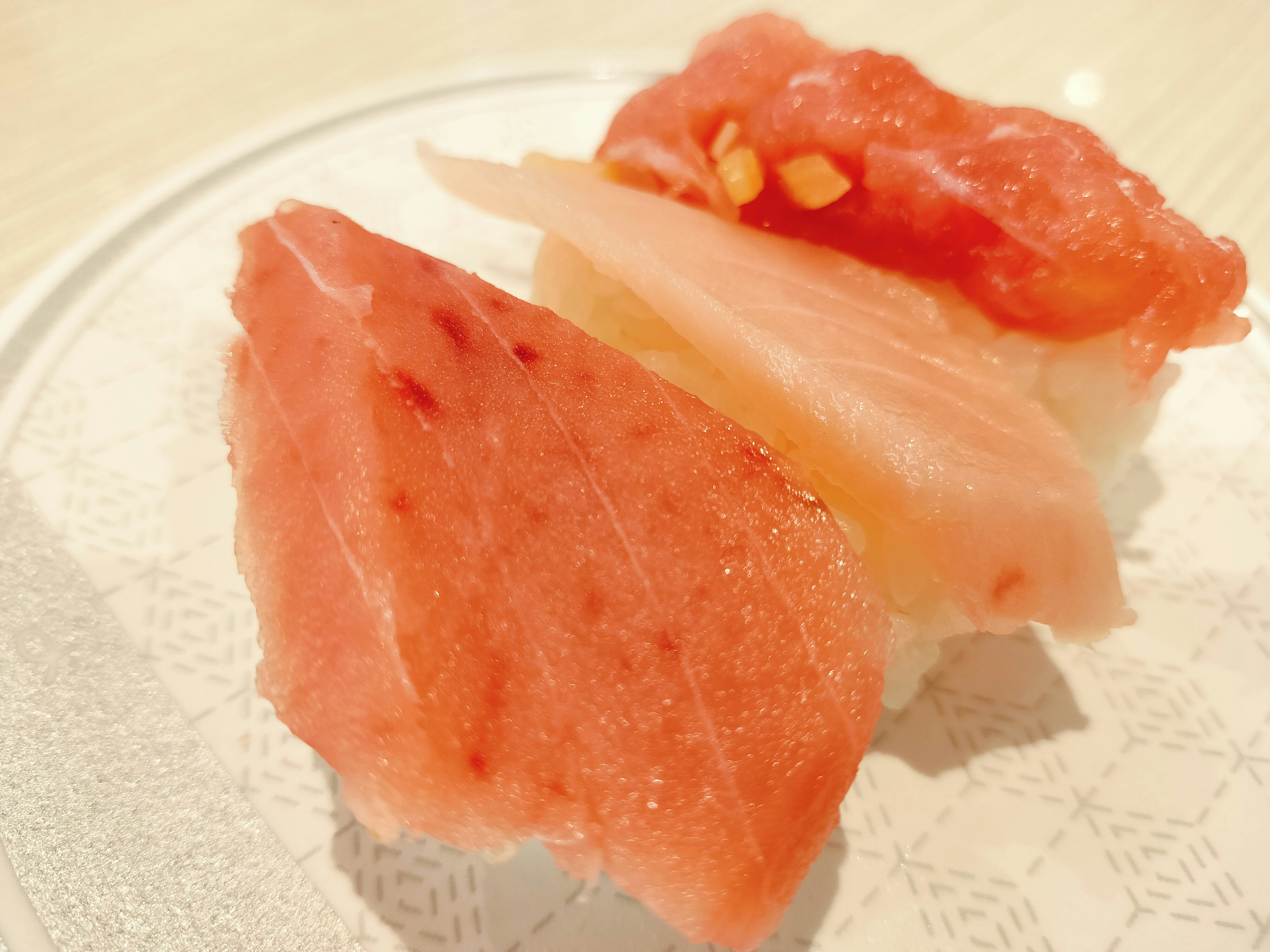 Niguiri au thon sur une assiette