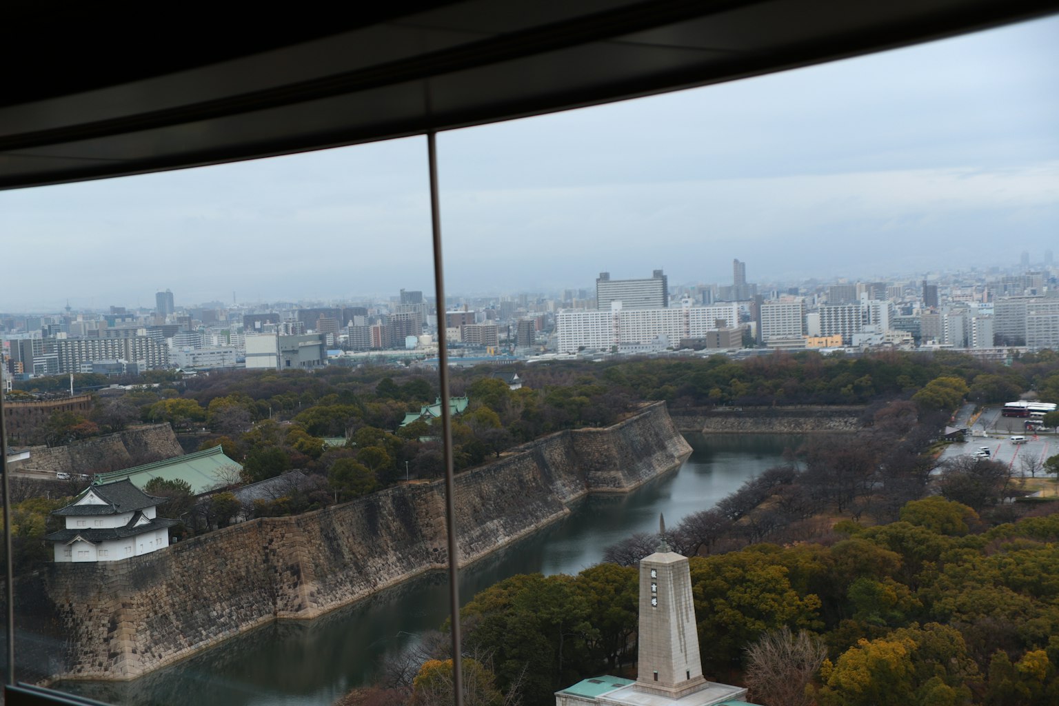 Vista del Castillo de Osaka y el paisaje urbano circundante