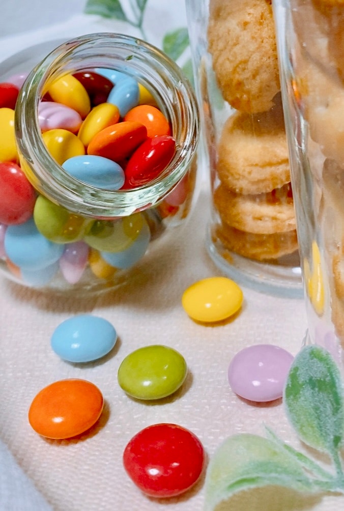 Kẹo nhiều màu và bánh kiểu macaron trên bàn