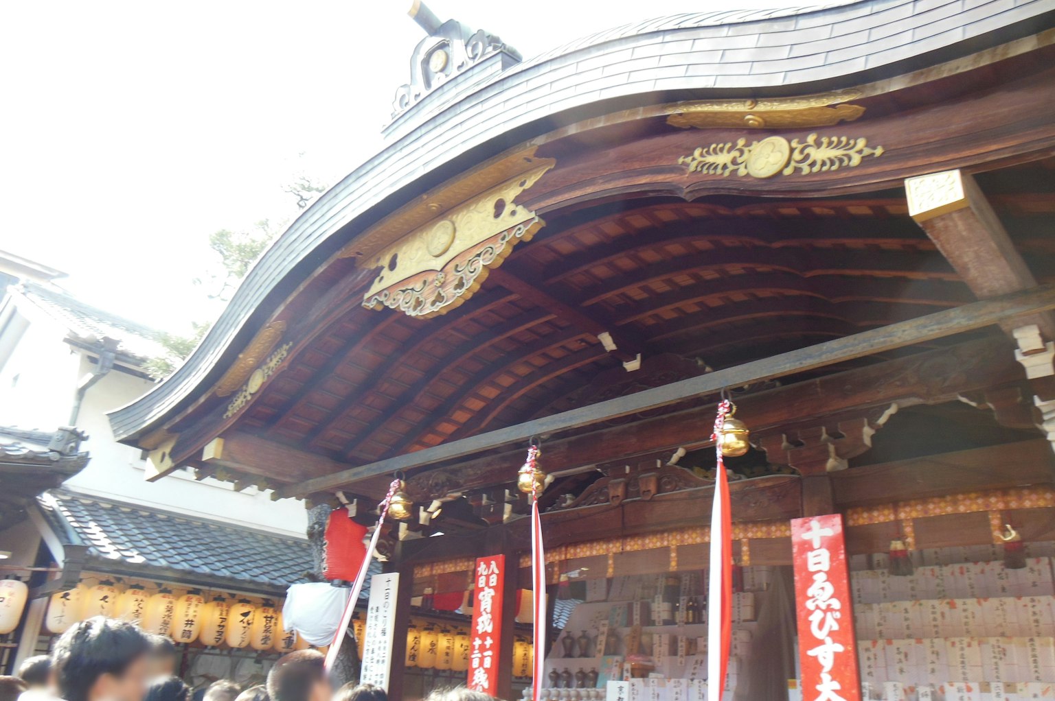 Kuil Jepang tradisional dengan atap yang dihiasi dan dekorasi
