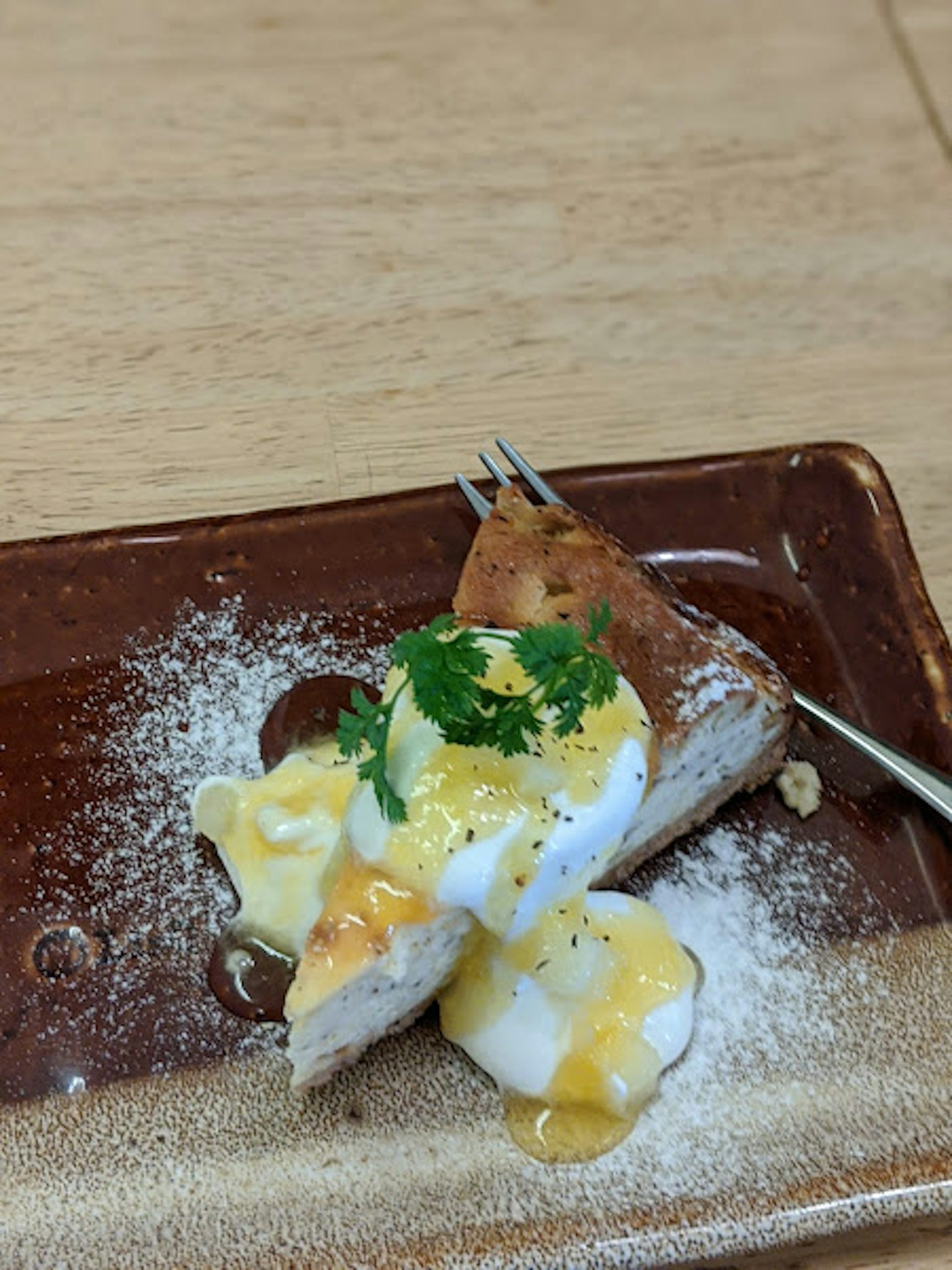 Gebackenes Dessert mit Sahne und Fruchtsauce