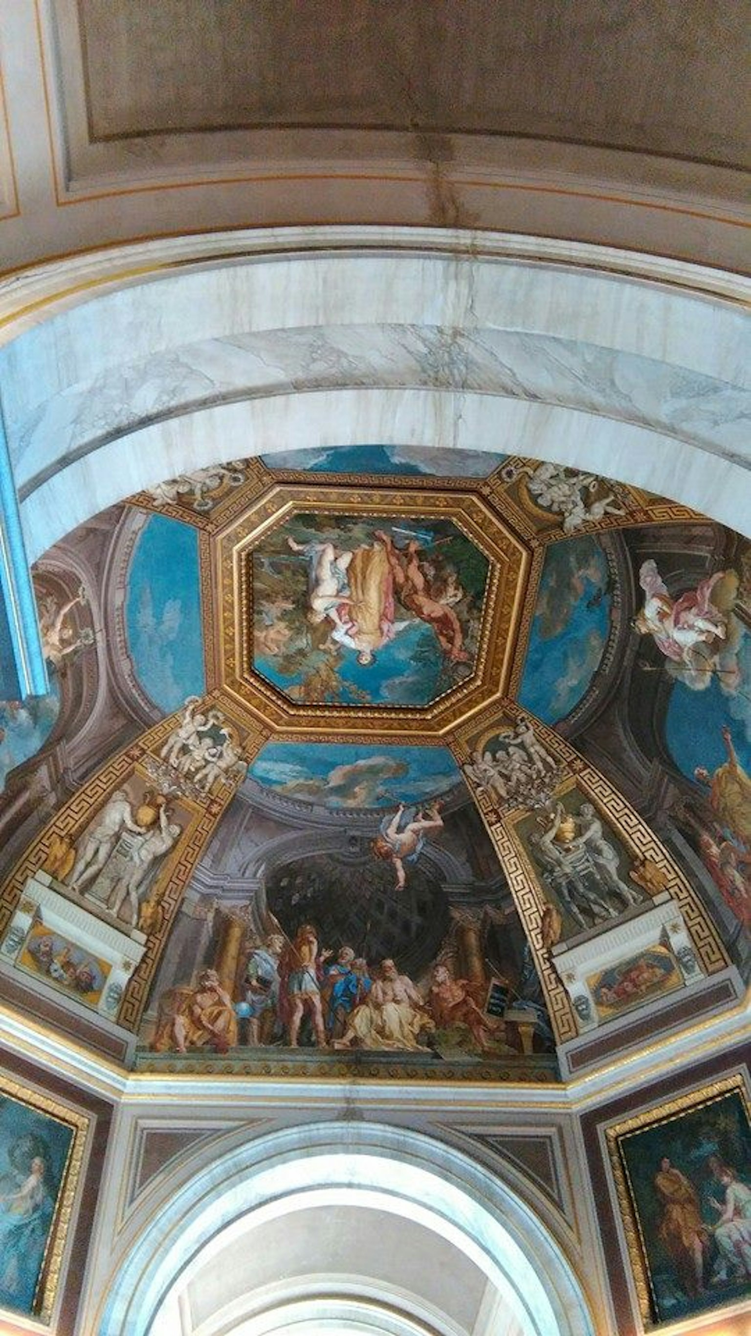 Vue détaillée des fresques du plafond de la chapelle Sixtine au Vatican