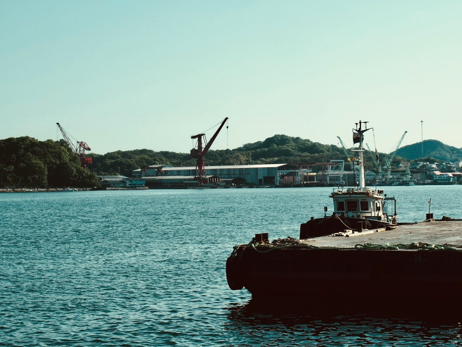 海沿いの停泊中の船と港の風景