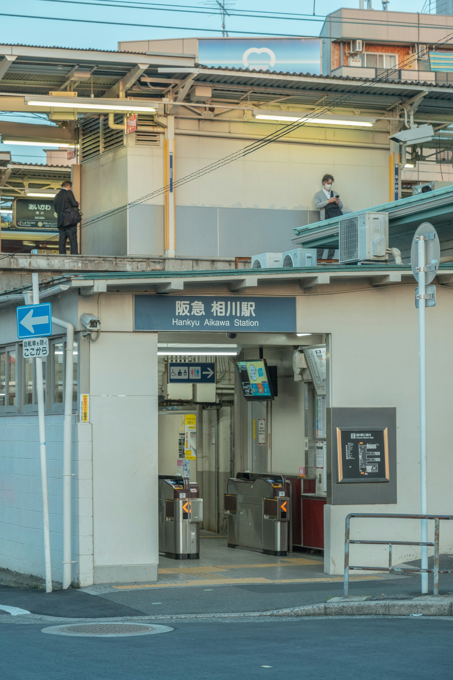 Pintu stasiun dengan palang tiket dan struktur sekitarnya