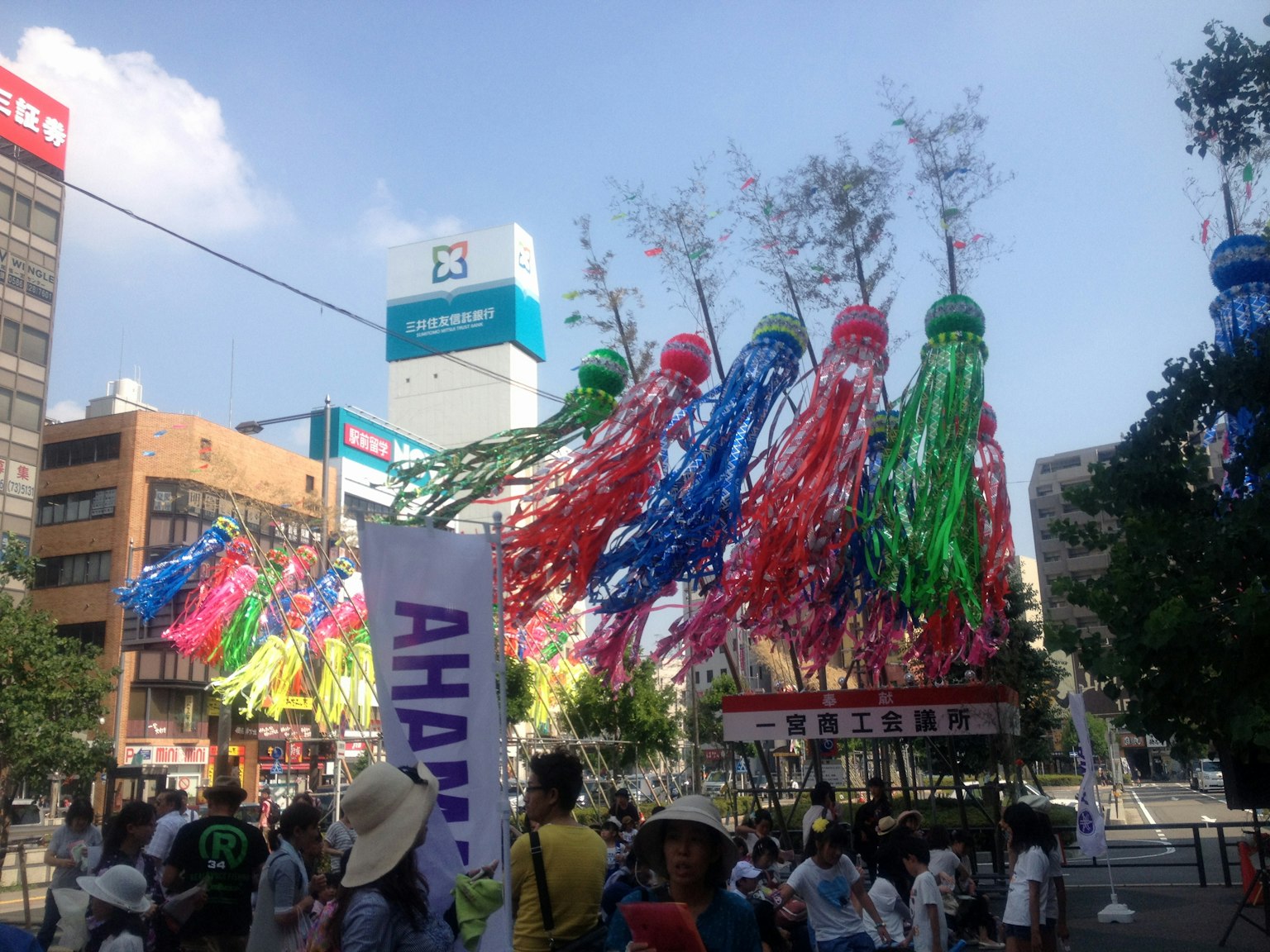 Trang trí lễ hội đầy màu sắc với mọi người tập trung trong bầu không khí sôi động