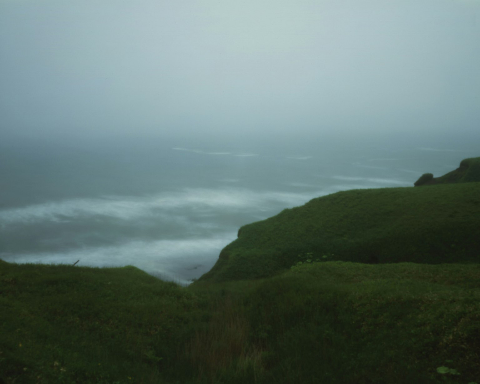 霧氣彌漫的海岸景觀與翻滾的海浪