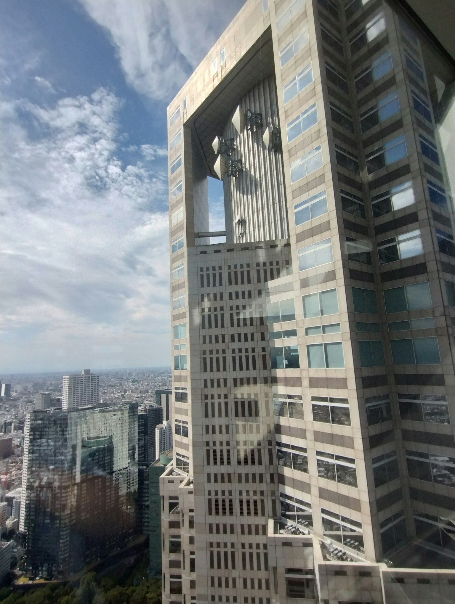 Rascacielos de diseño único que muestra un paisaje urbano con nubes