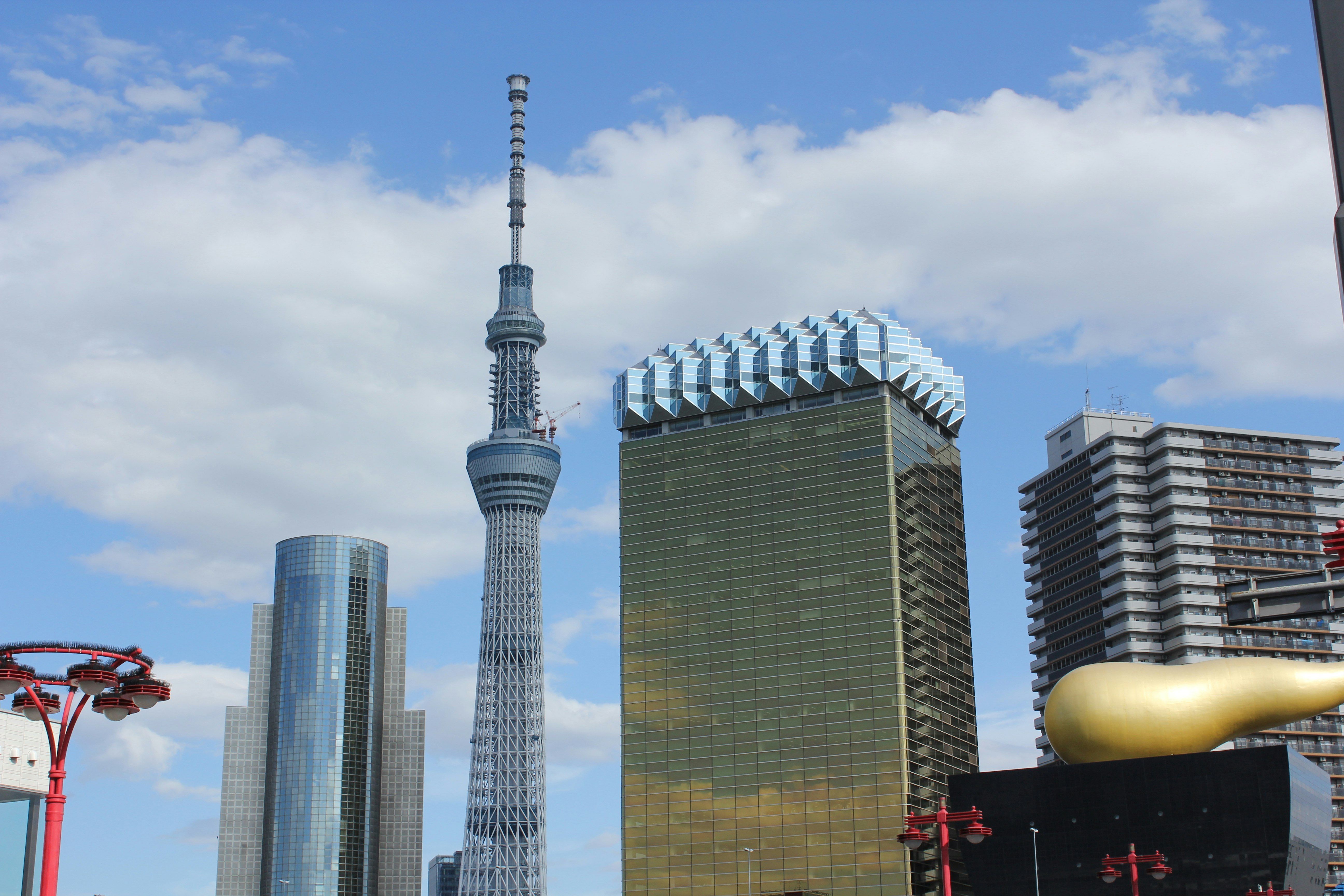东京晴空塔与周边高楼在蓝天之下