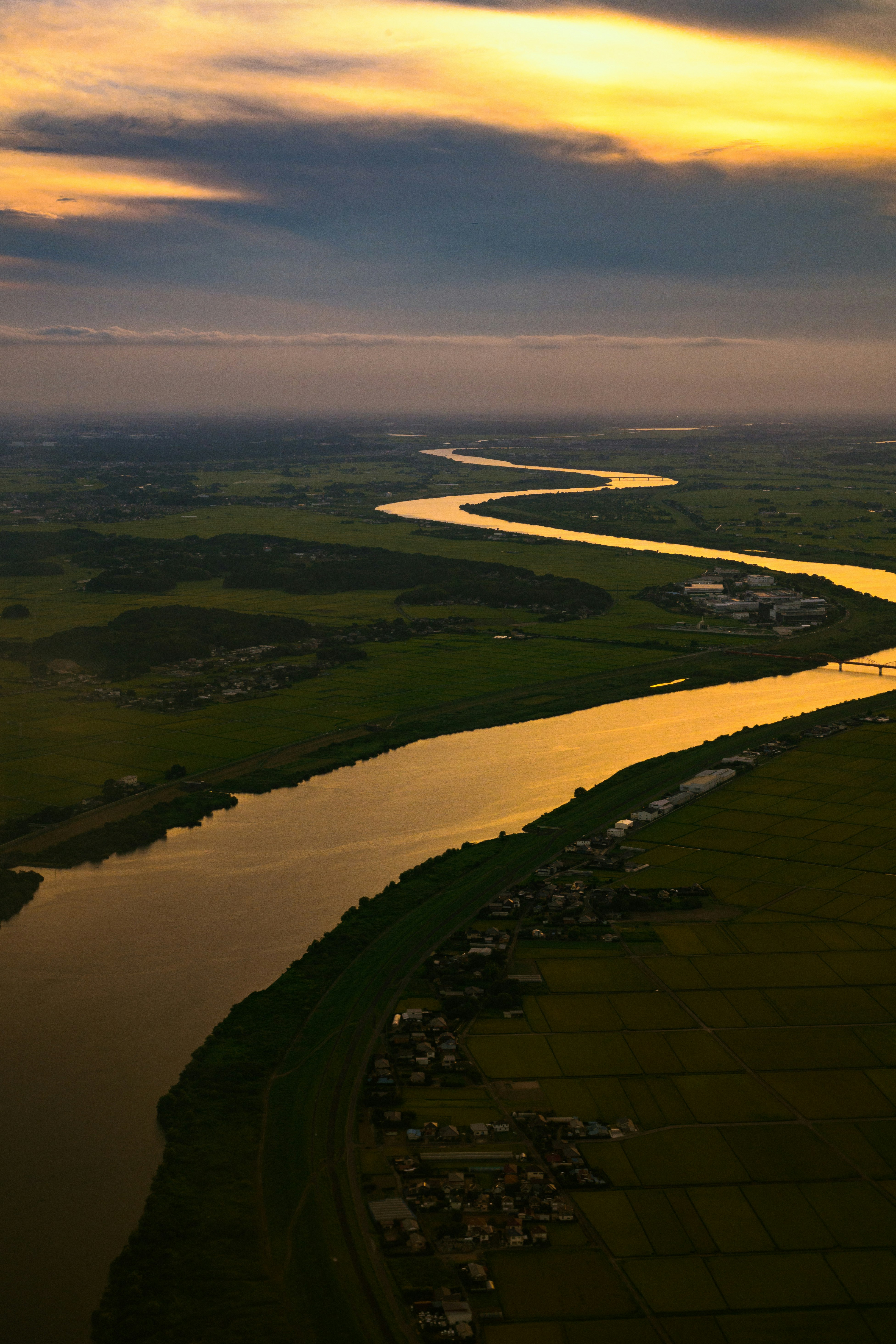 un paysage de rivière sinueuse éclairé par le coucher du soleil