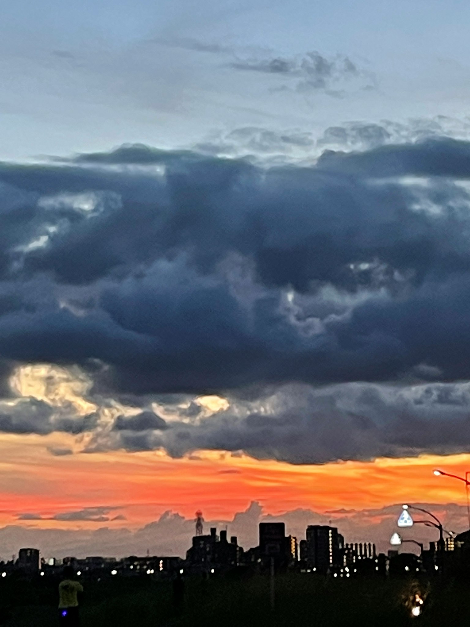 夕阳下有云的城市轮廓