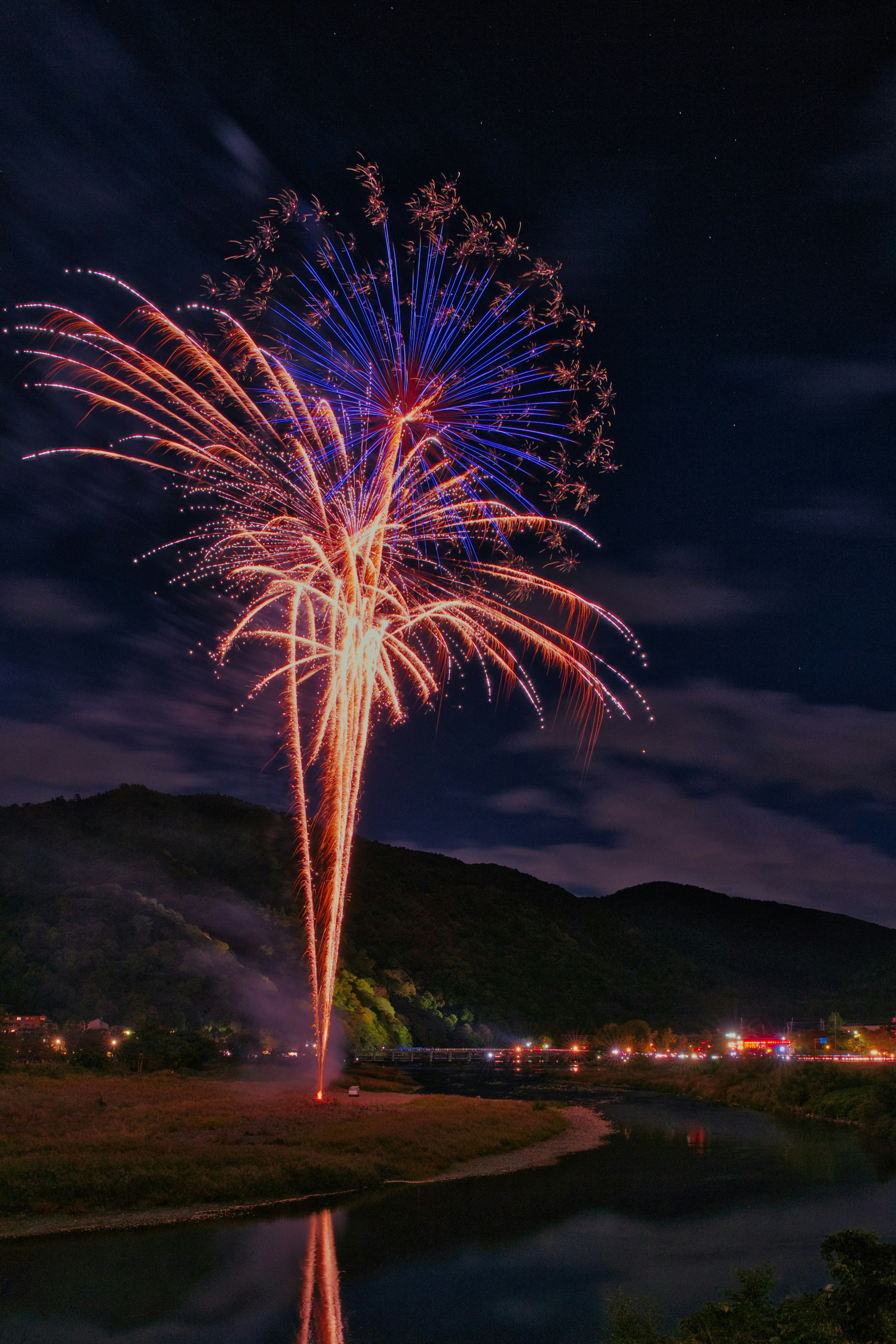 嵐山の夜空に咲く花火と渡月橋周辺の光景