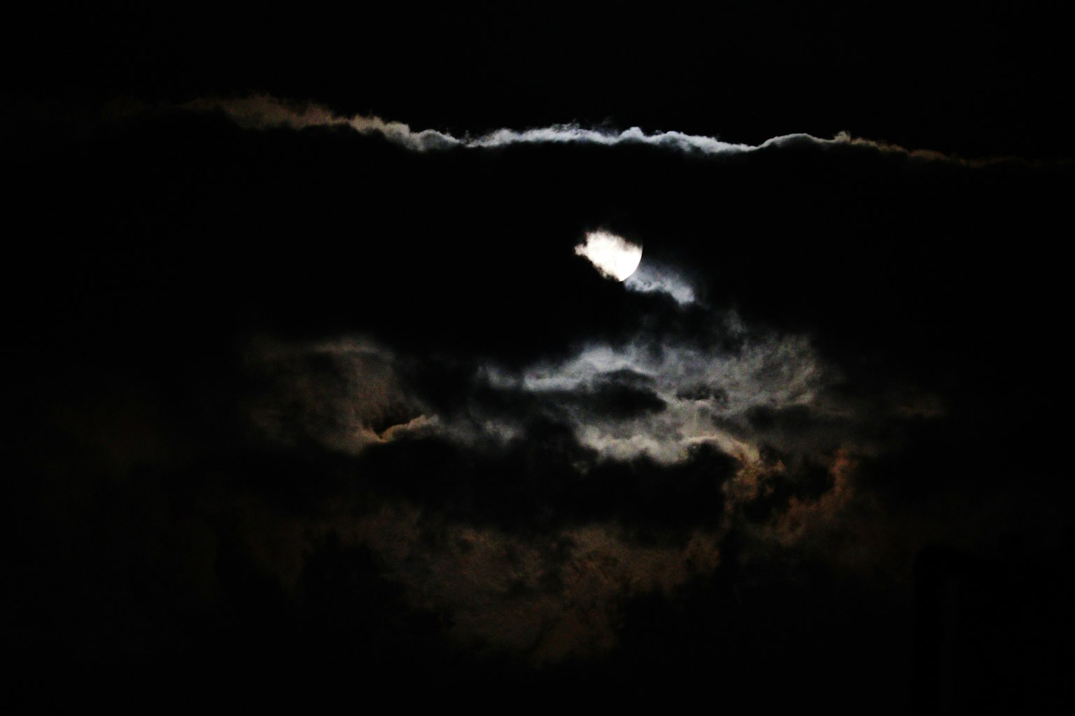 Nubes misteriosas iluminadas por la luz de la luna en un cielo oscuro