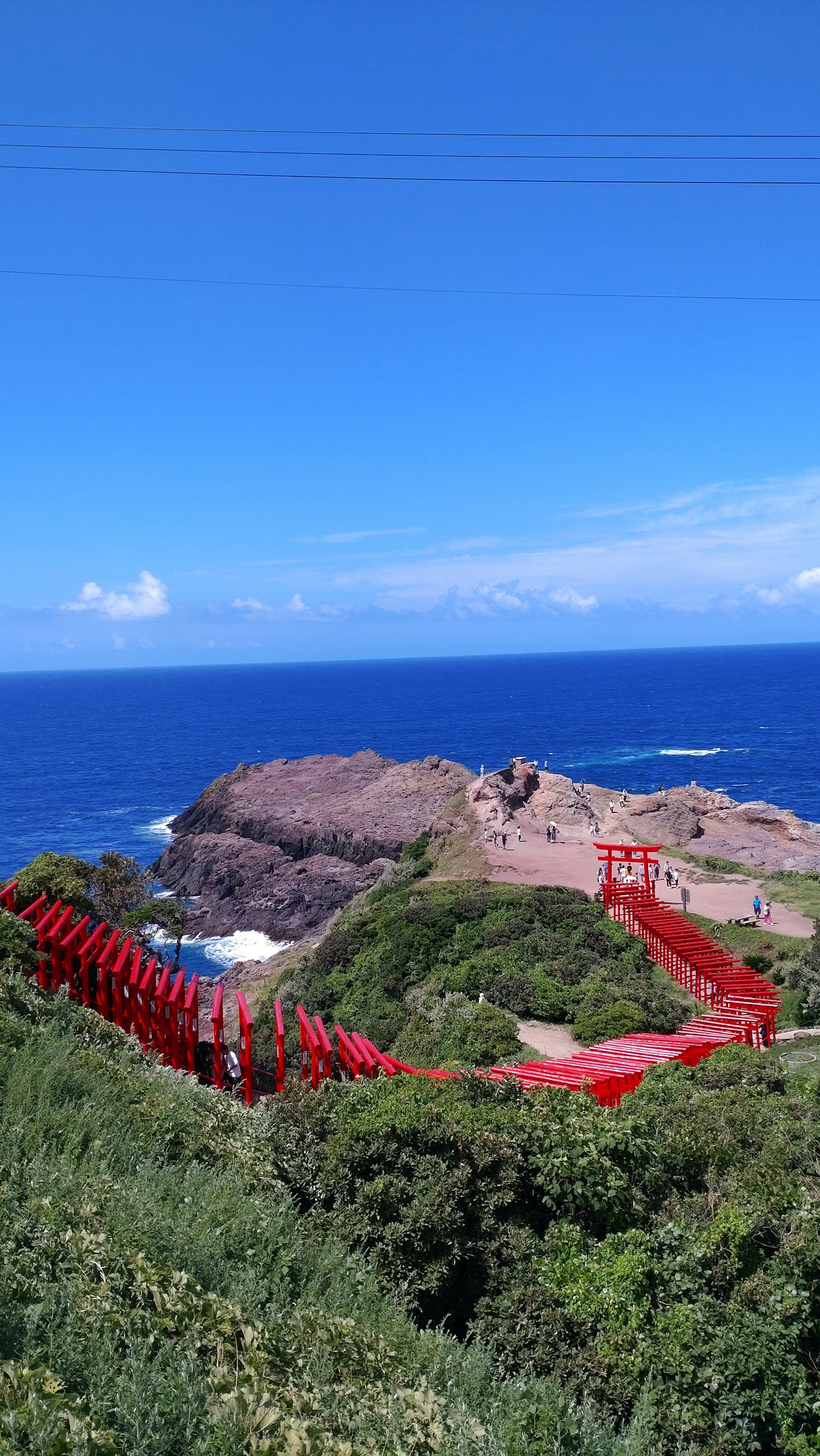 Vista panoramica con oceano blu e ponte rosso