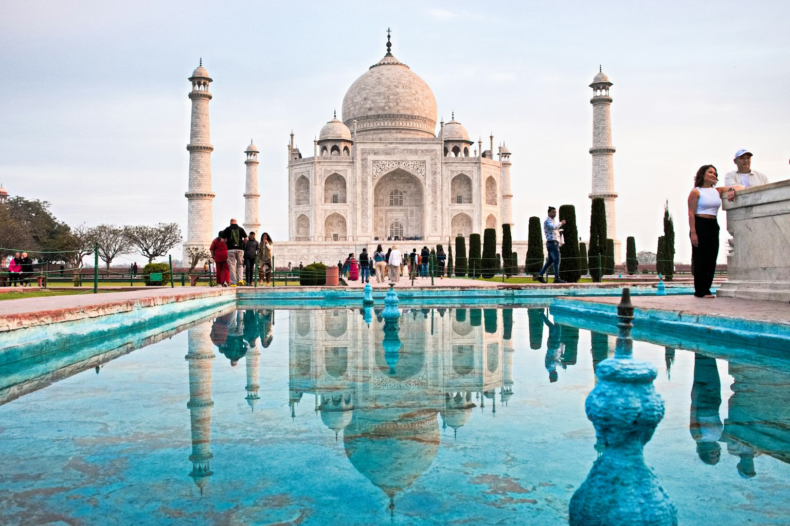 Refleksi indah Taj Mahal dengan pengunjung