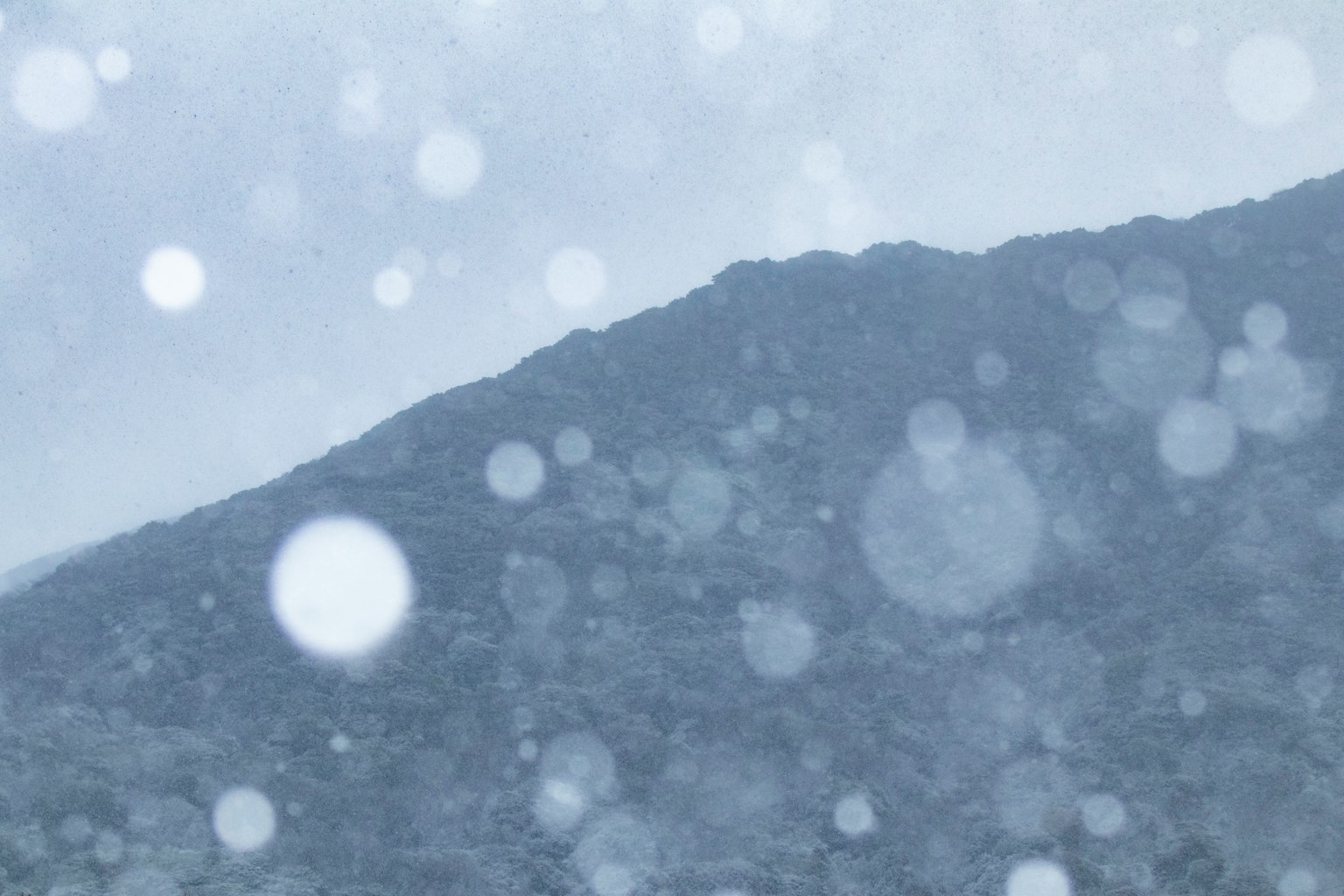 Paesaggio montano innevato con sfondo sfocato