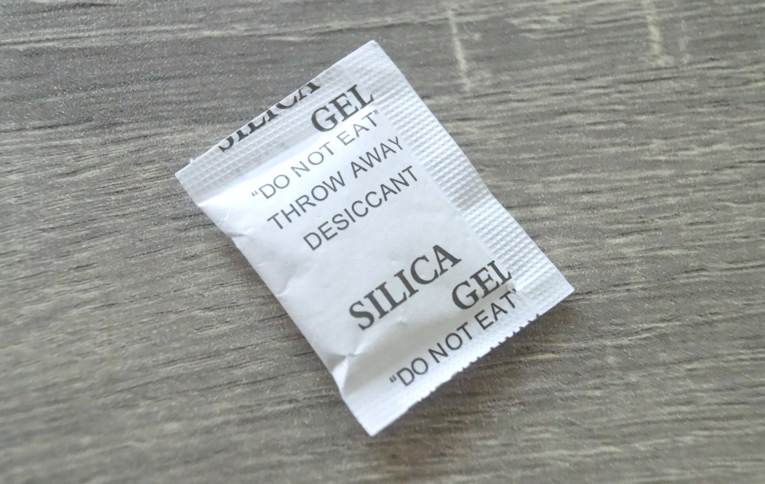 木桌上的矽膠包