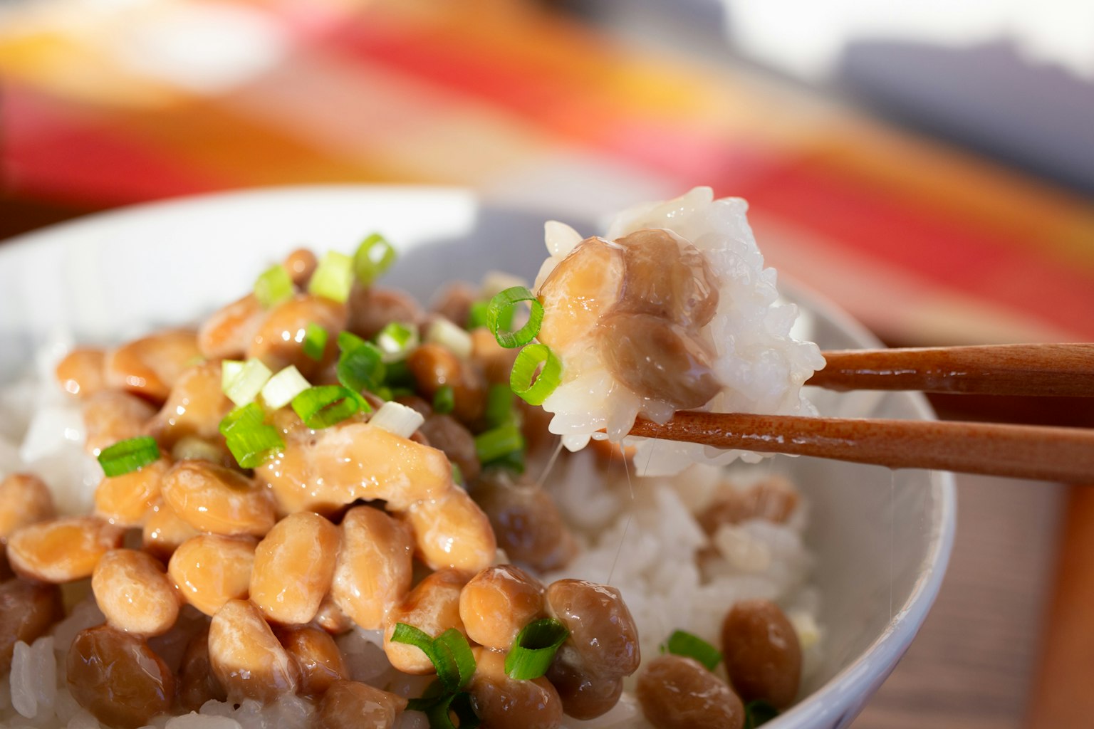 Schüssel Reis mit Natto und Frühlingszwiebeln