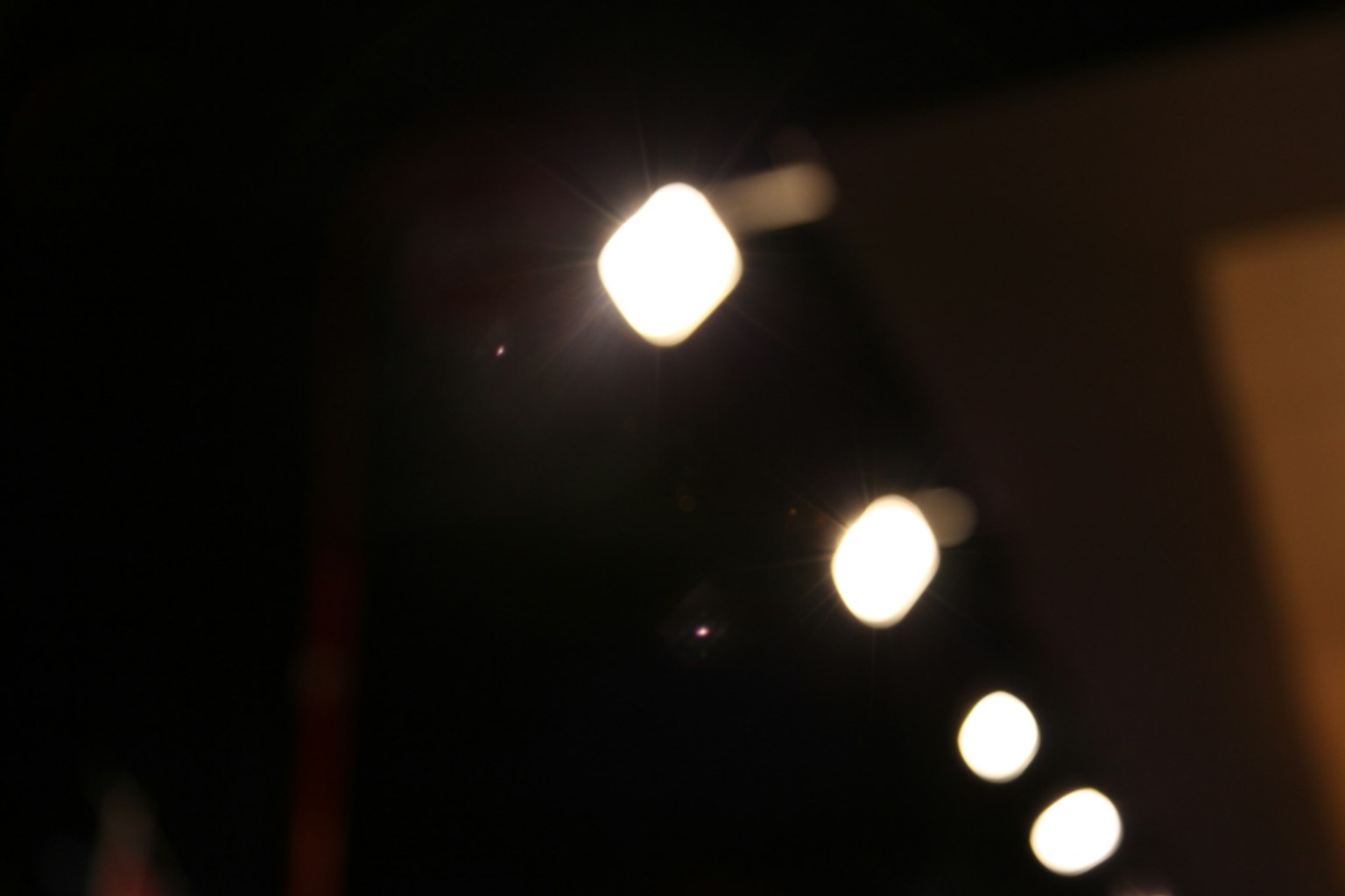 Des projecteurs lumineux alignés sur un fond flou