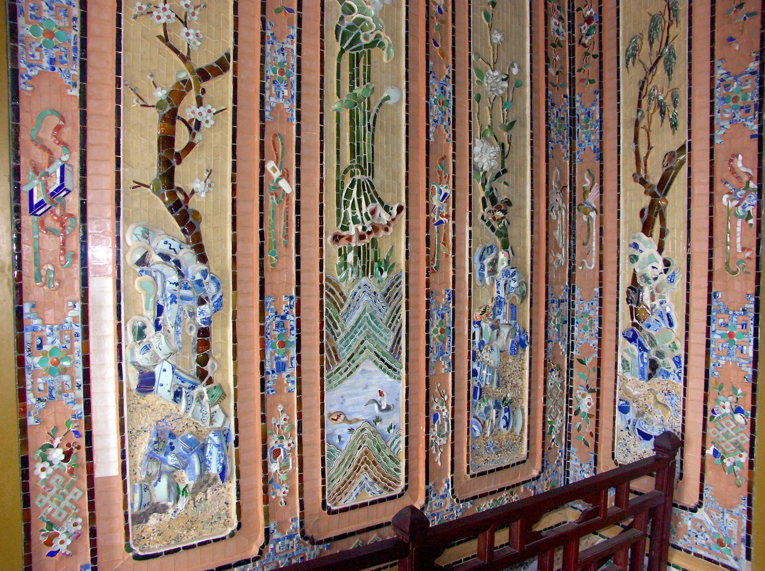 Pared decorativa con intrincados diseños de flores y aves