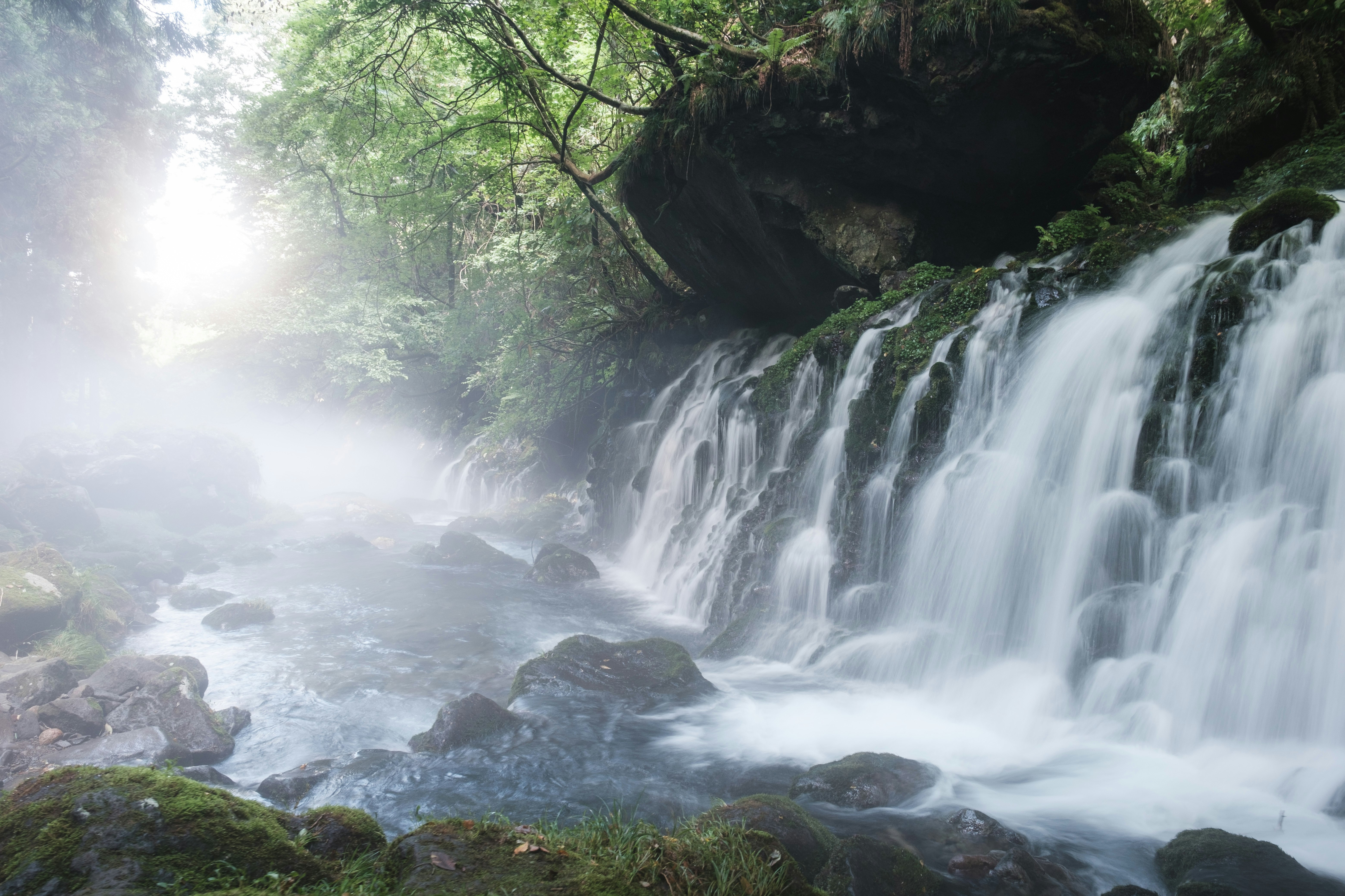 Wasserfall im nebligen Wald