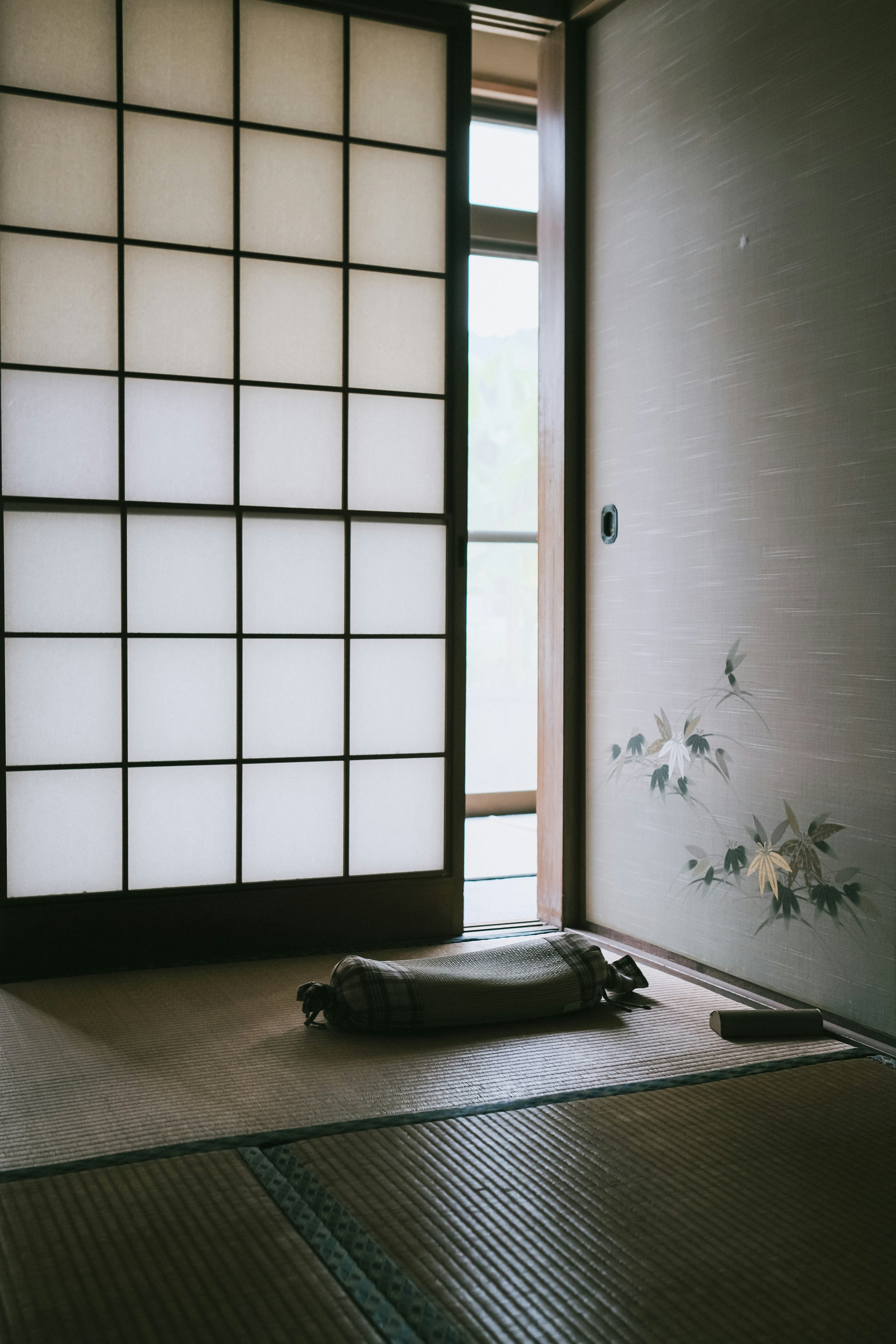障子と畳のある和室で横たわる布団