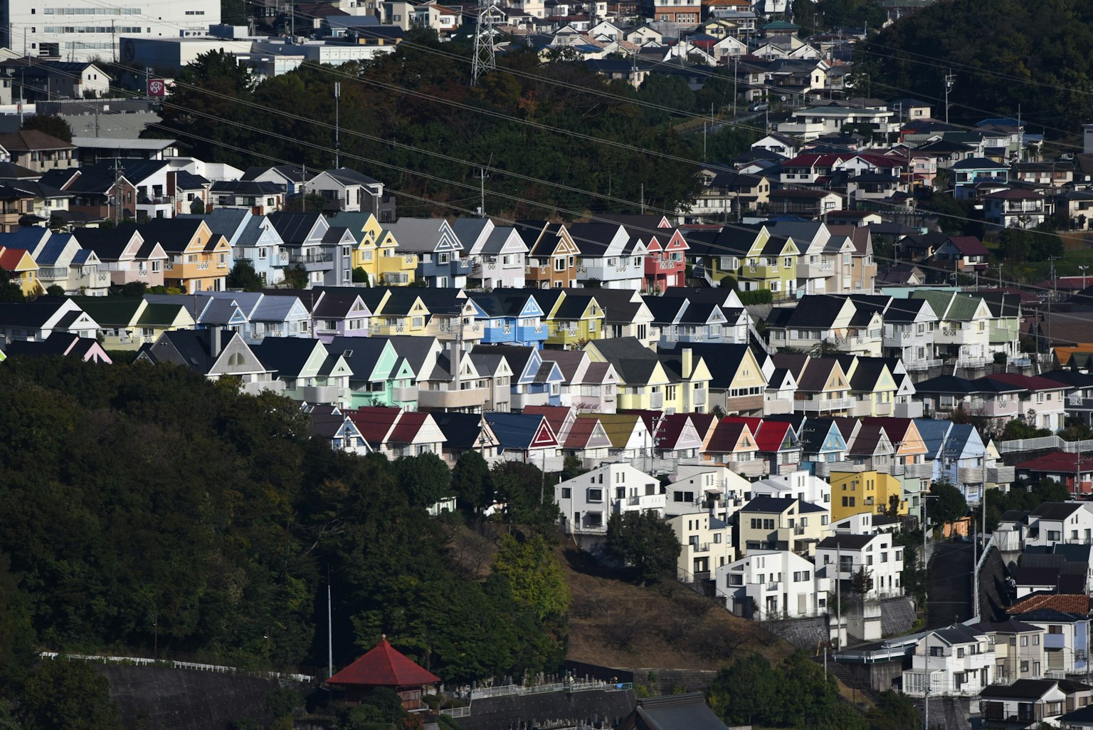 Bunte Dächer von Häusern in einer malerischen Landschaft angeordnet