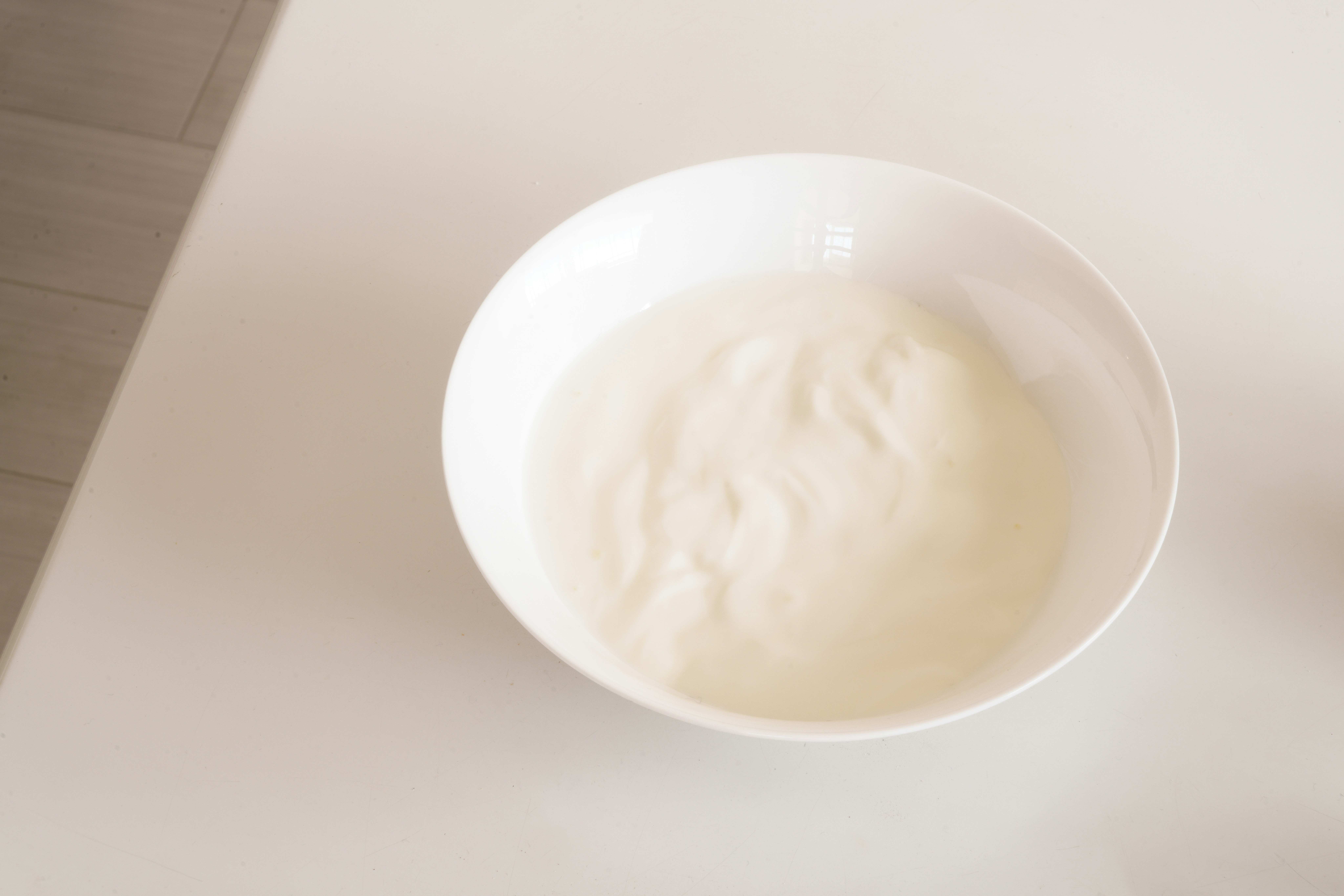 liquide type lait dans un bol blanc