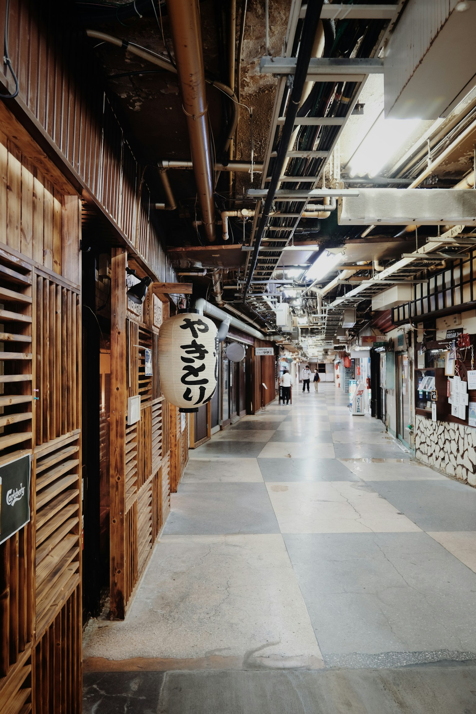 Strada commerciale giapponese con muri in legno e illuminazione